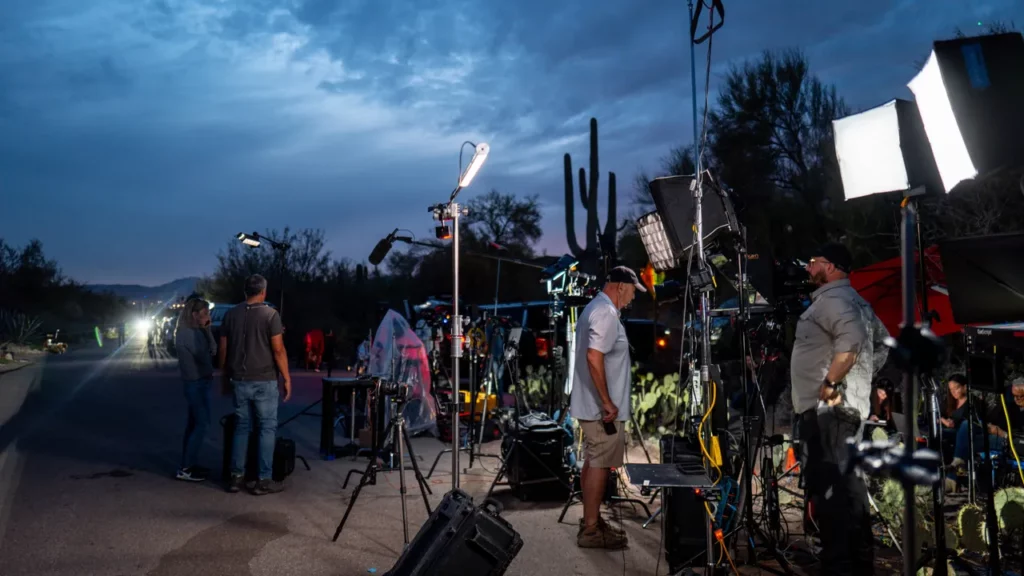 בביתה של ננסי גאת'רי, סצנה סוריאליסטית של כאוס ואחווה