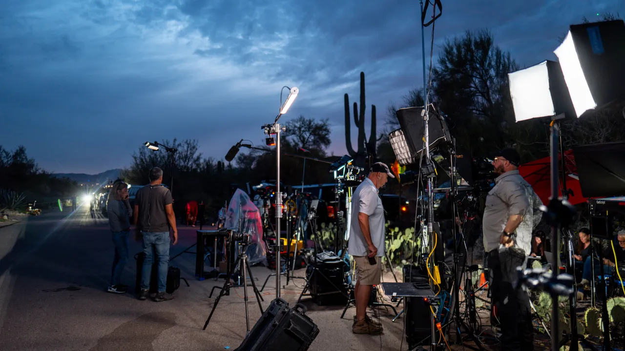 בביתה של ננסי גאת'רי, סצנה סוריאליסטית של כאוס ואחווה