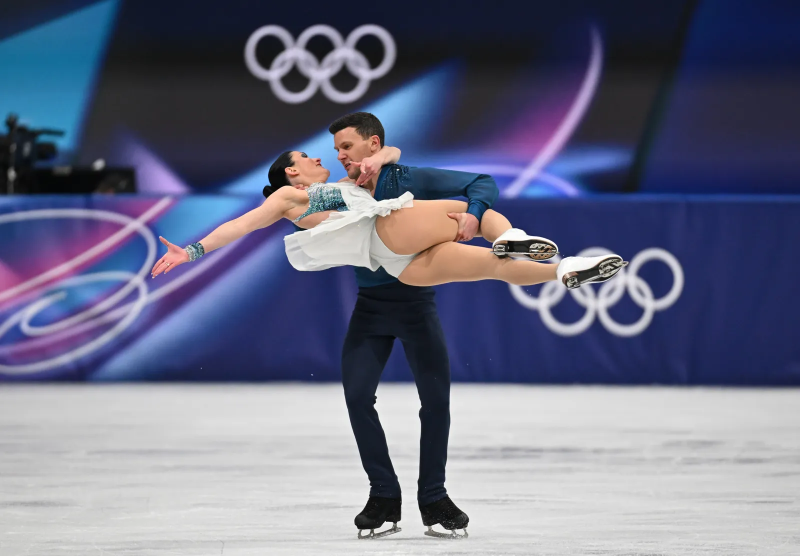 התמונה עשויה להכיל החלקה על הקרח החלקה על הקרח ריקוד מבצע אדם החלקה על החלקה על החלקה ספורט ביגוד כפפה ומבוגרים