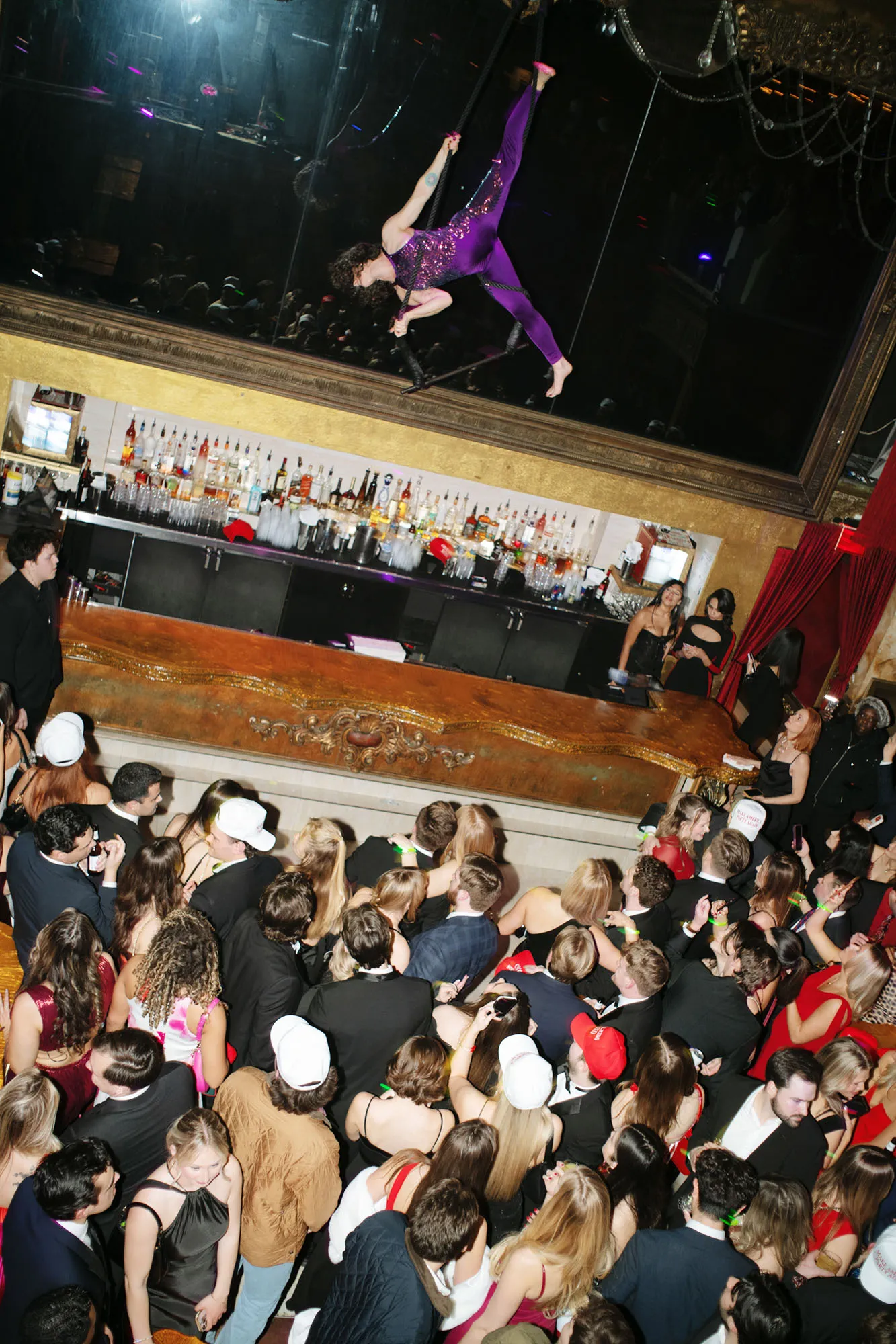 התמונה עשויה להכיל את Anna Maria Mühe אורבני אדם מבוגר לחתונה פנים וראש של ילד