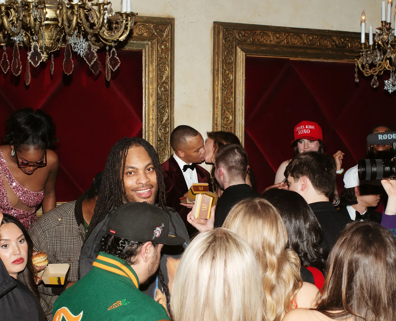 התמונה עשויה להכיל Waka Flocka להבה פנים ראש אדם צילום דיוקן מבוגרים נשיקות רומנטיקה וחתונה