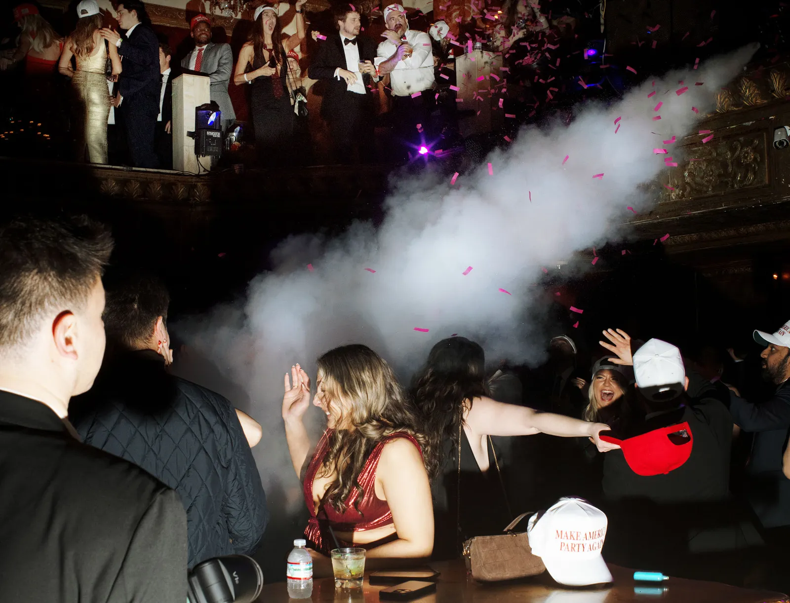 התמונה עשויה להכיל אורבני מועדון מבוגרים אביזרי מועדון לילה לחתונה לבישה רשמית עניבה פנים ראש ועשן