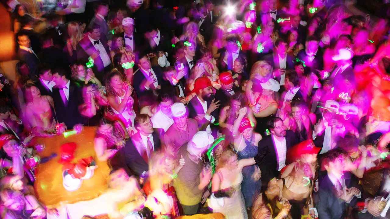 במיקסר MAGA של המשפיען השמרני, הרפובליקנים עם הצמידים משתדכים