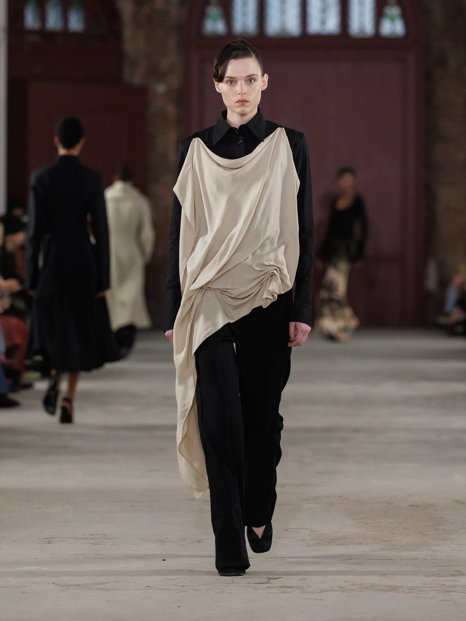 התמונה עשויה להכיל בגדי אופנה שרוול ארוך למבוגר ואדם