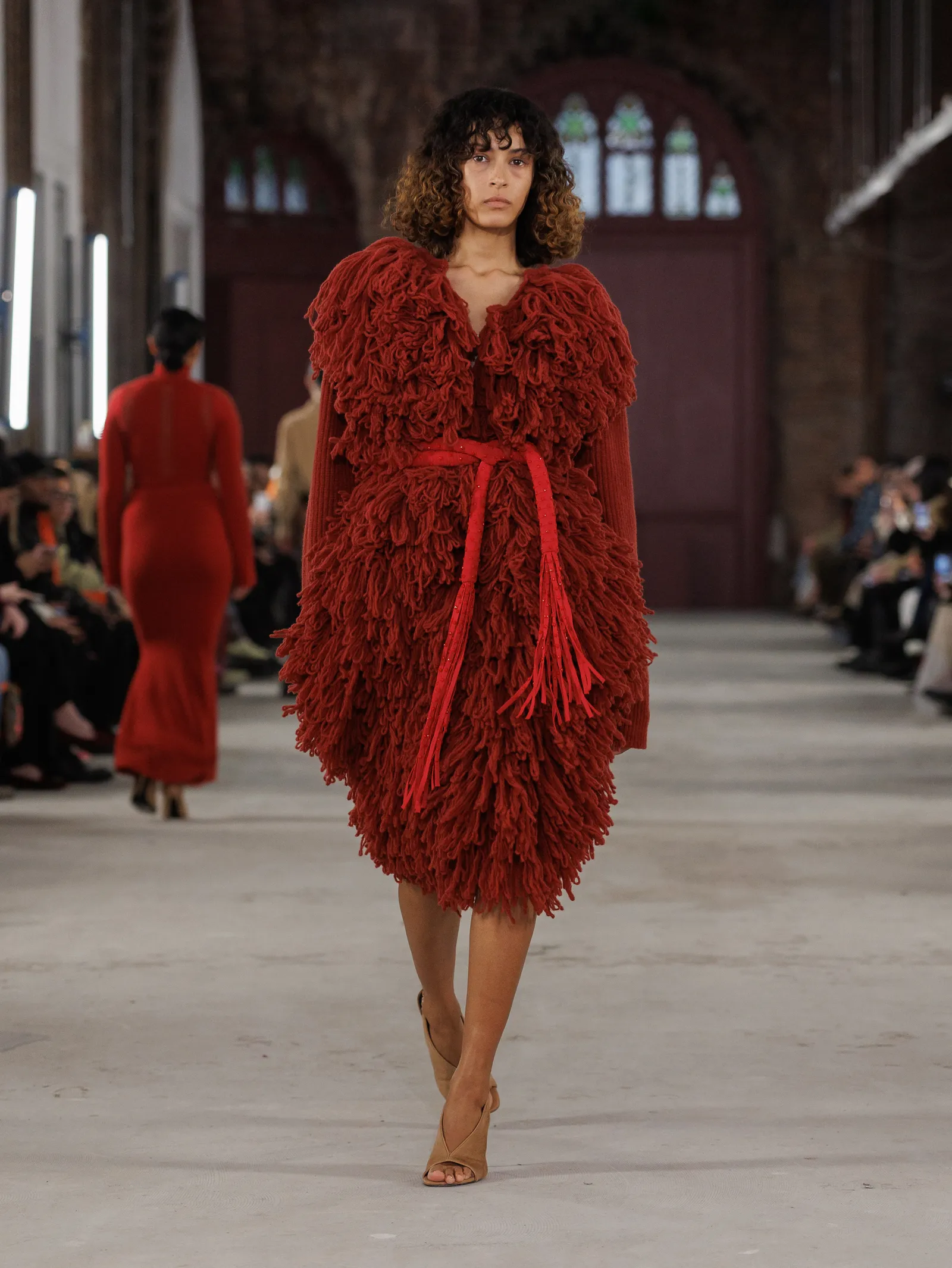 התמונה עשויה להכיל אופנה בגדי מבוגרים שמלה ומעיל