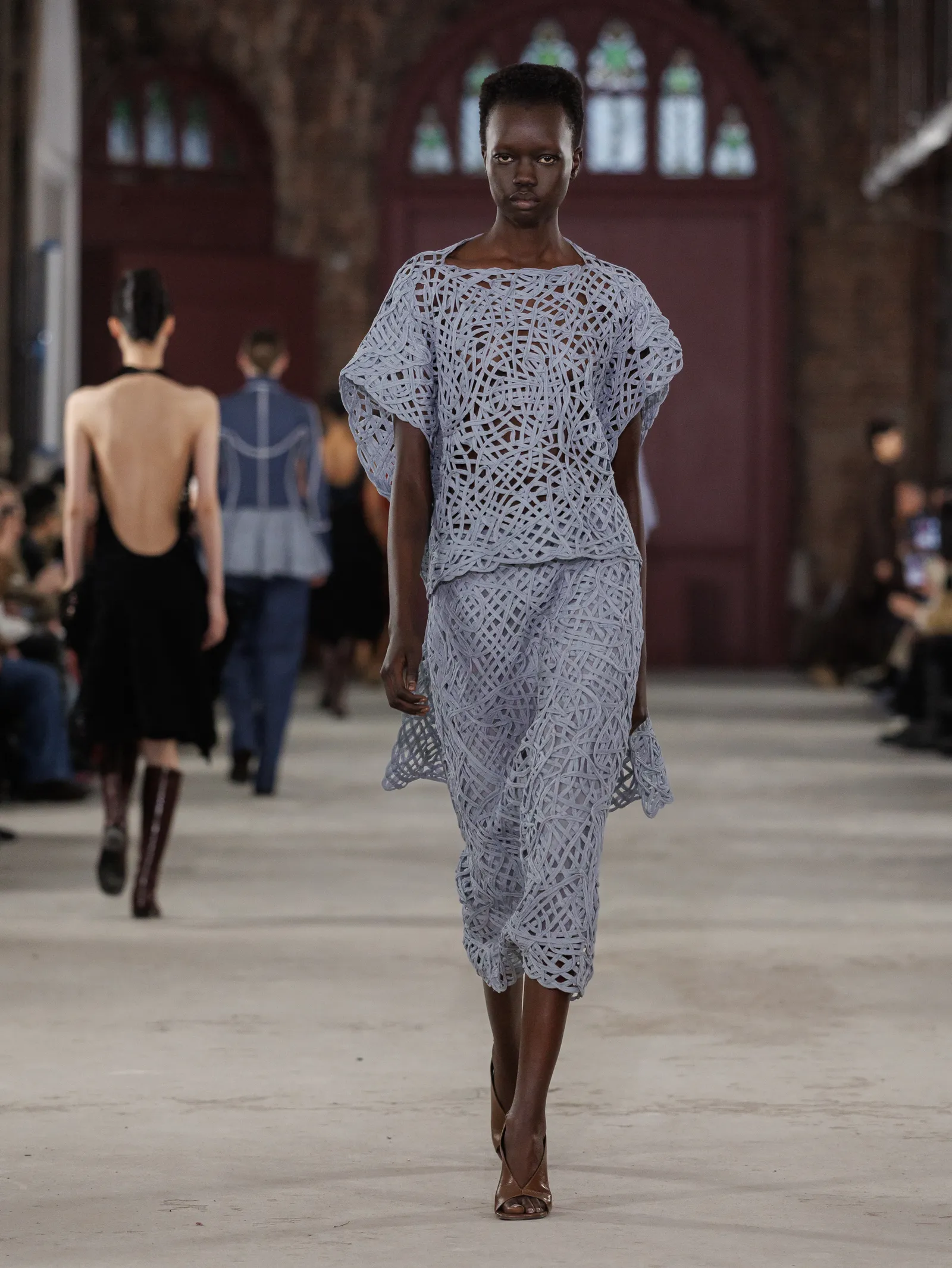 התמונה עשויה להכיל שרוול בגדים נעל הנעלה לאדם למבוגרים ונעלי עקב