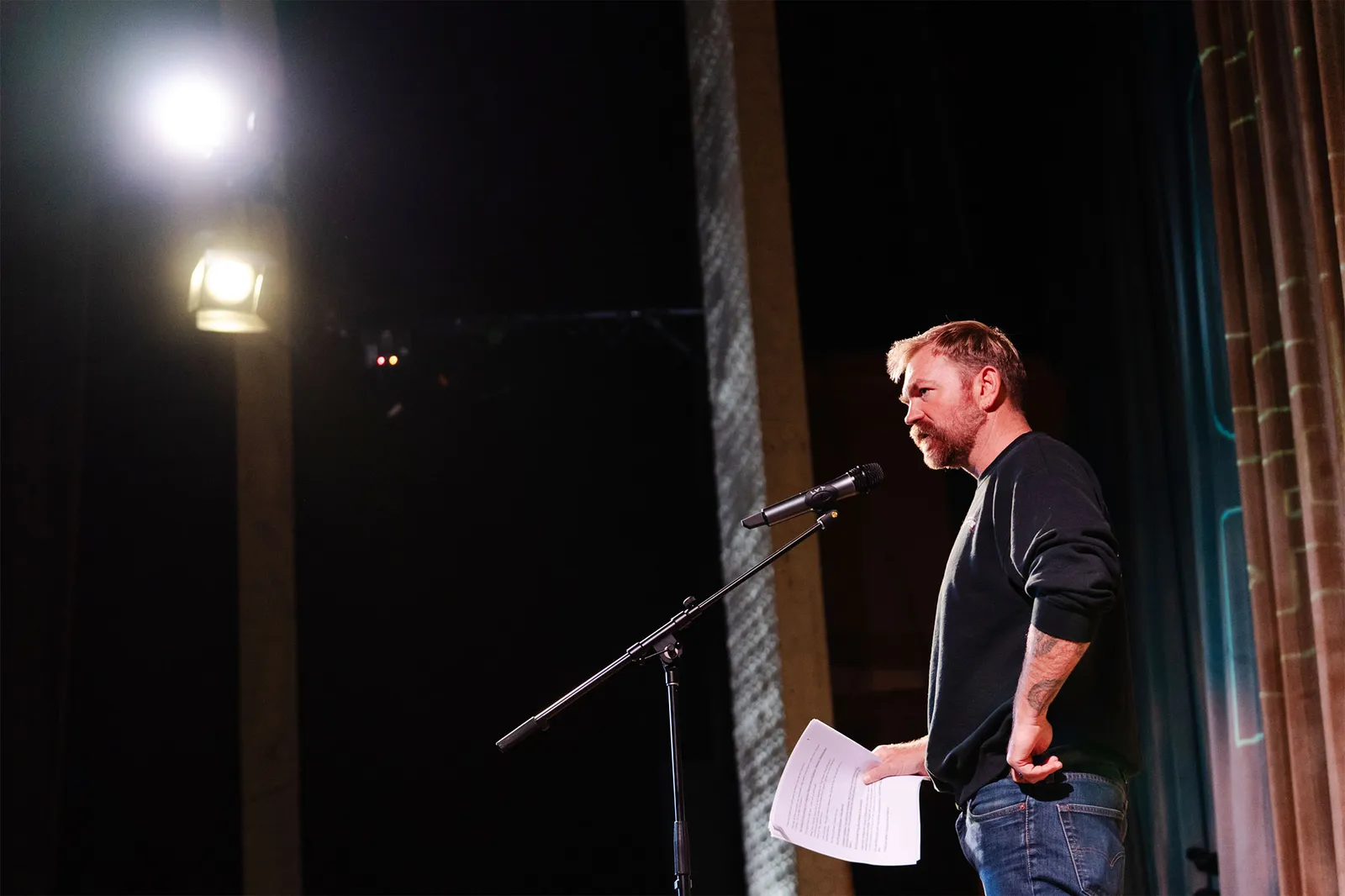 התמונה עשויה להכיל מכשיר חשמלי מיקרופון אדם מבוגר מבצע סולו ביצועי סולו קהל פנים וראש