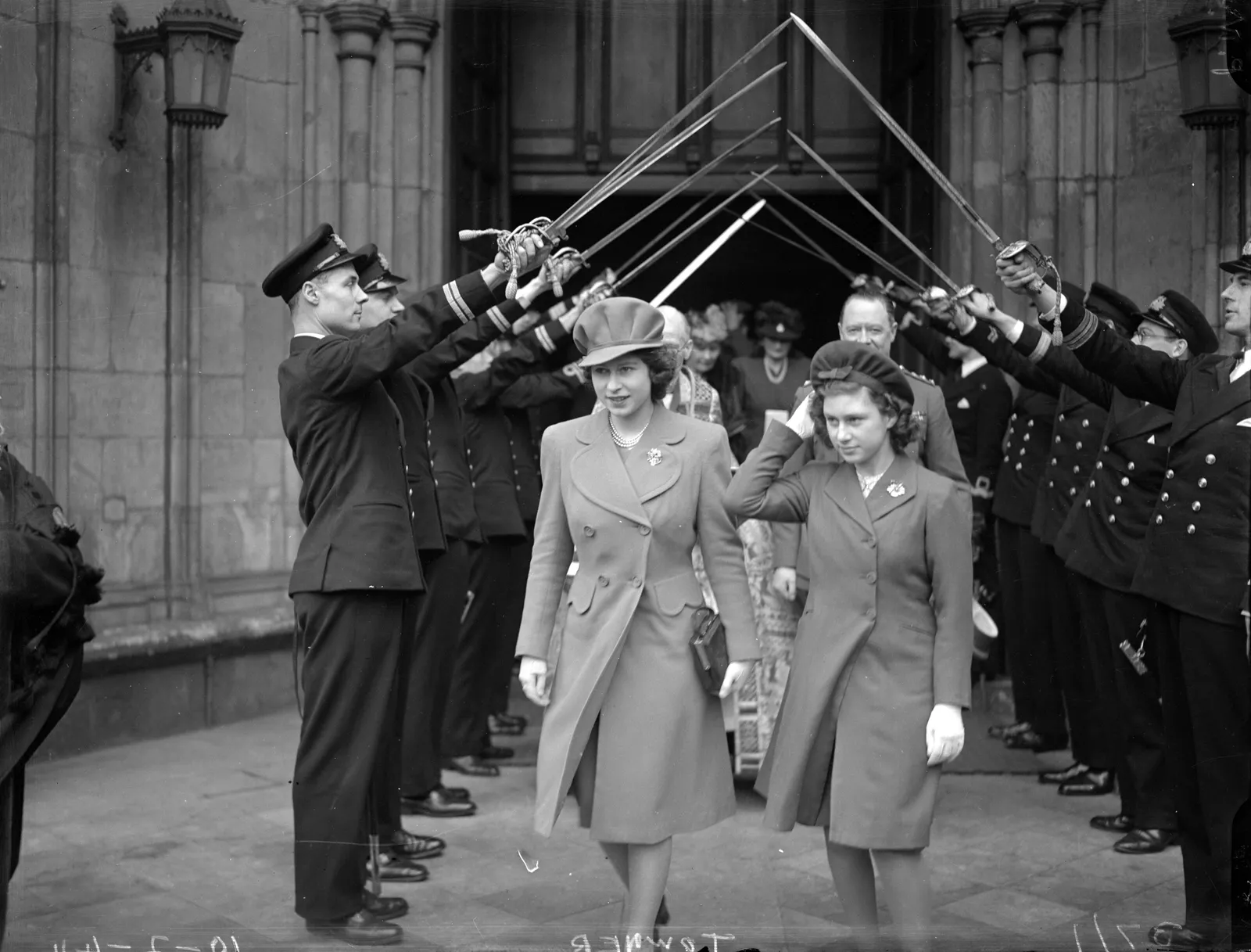 התמונה עשויה להכיל את הנסיכה מרגרט הרוזנת מסנודון אליזבת השנייה ג'וני היינס חרב נשק ומעיל