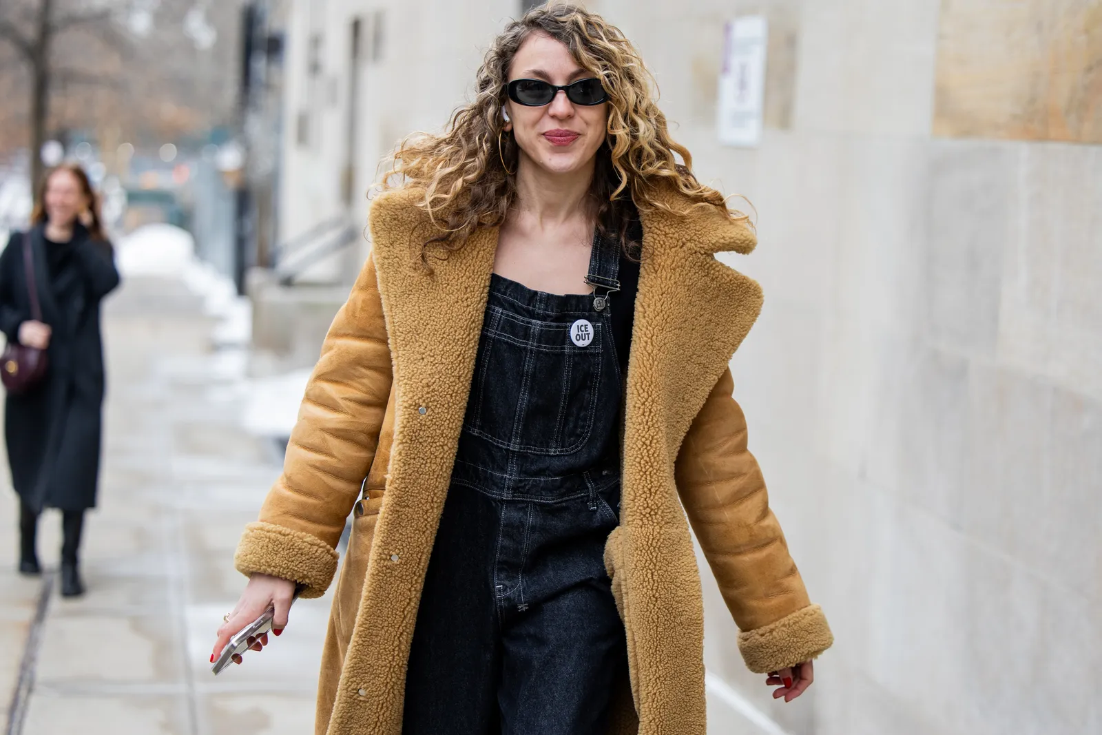 התמונה עשויה להכיל סוודר ומעיל סריגים מעיל בגדים