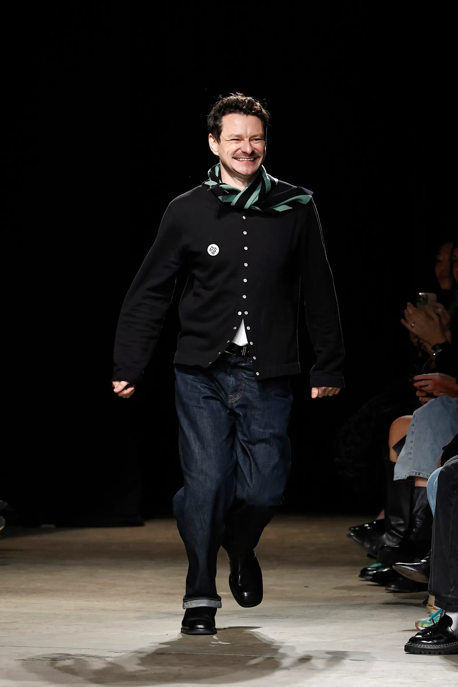 התמונה עשויה להכיל את Noriko Aoyama מעיל בגדי אופנה לאדם מבוגר צעיף מכנסיים מבצע וביצועי סולו