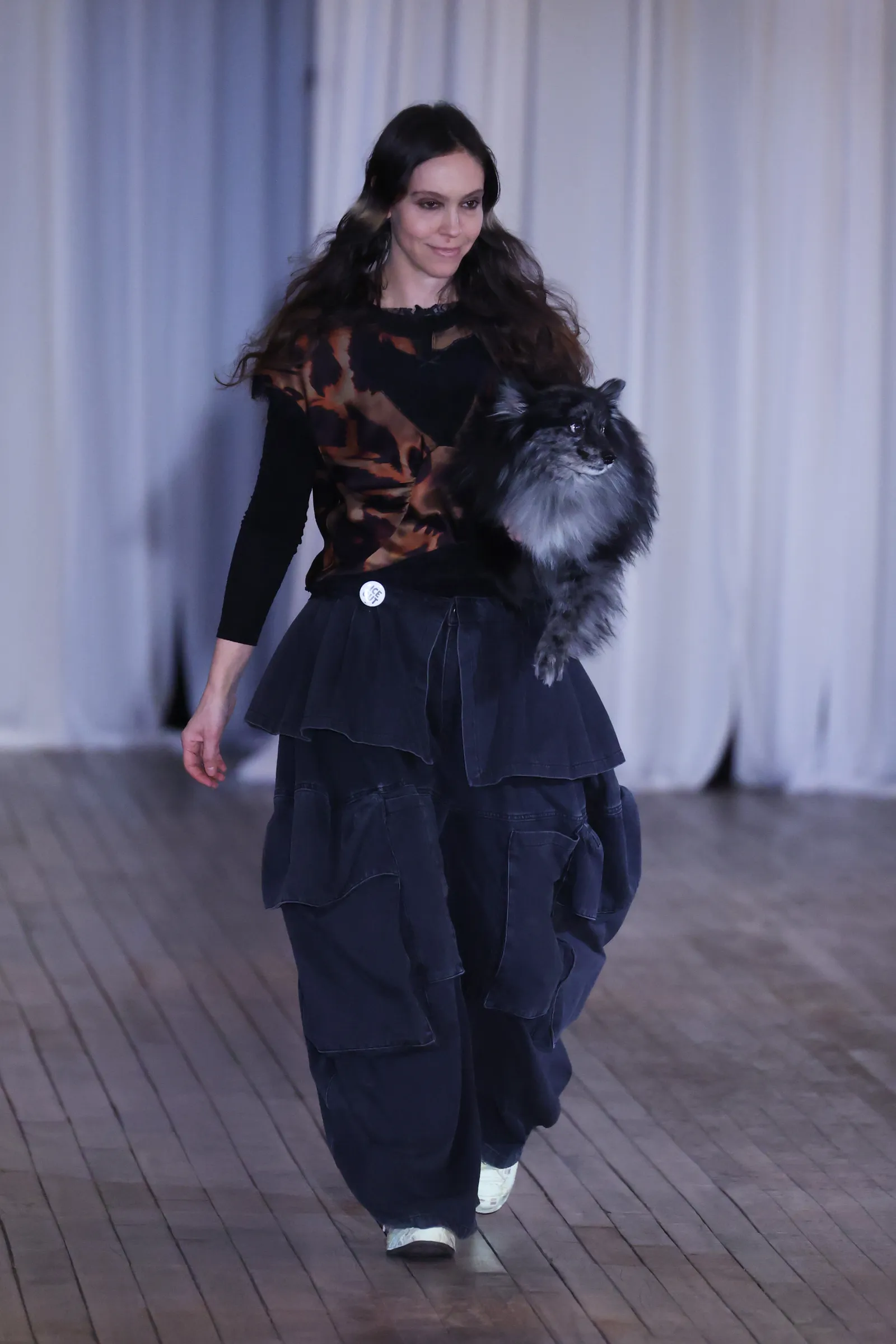 התמונה עשויה להכיל את Alexis Ren אדם למבוגרים ביגוד שרוול ביצועי סולו אופנה בעלי חיים חתול ויונק