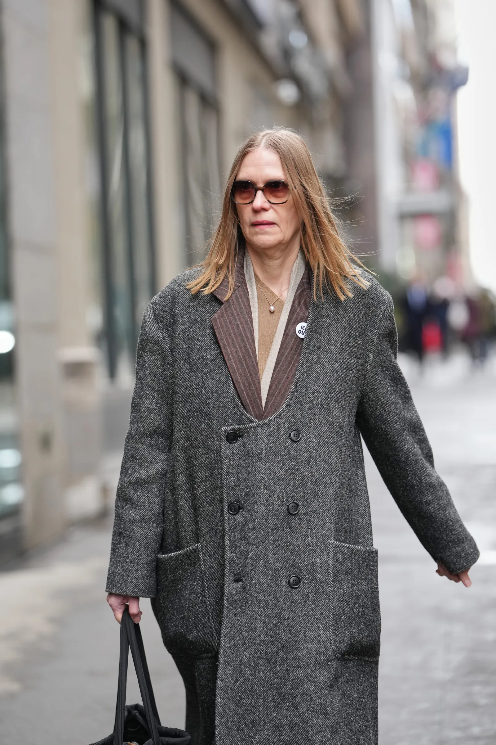 התמונה עשויה להכיל Tina Howe Clothing Coat Blonde Hair Person Jacket Overcoat and Blazer