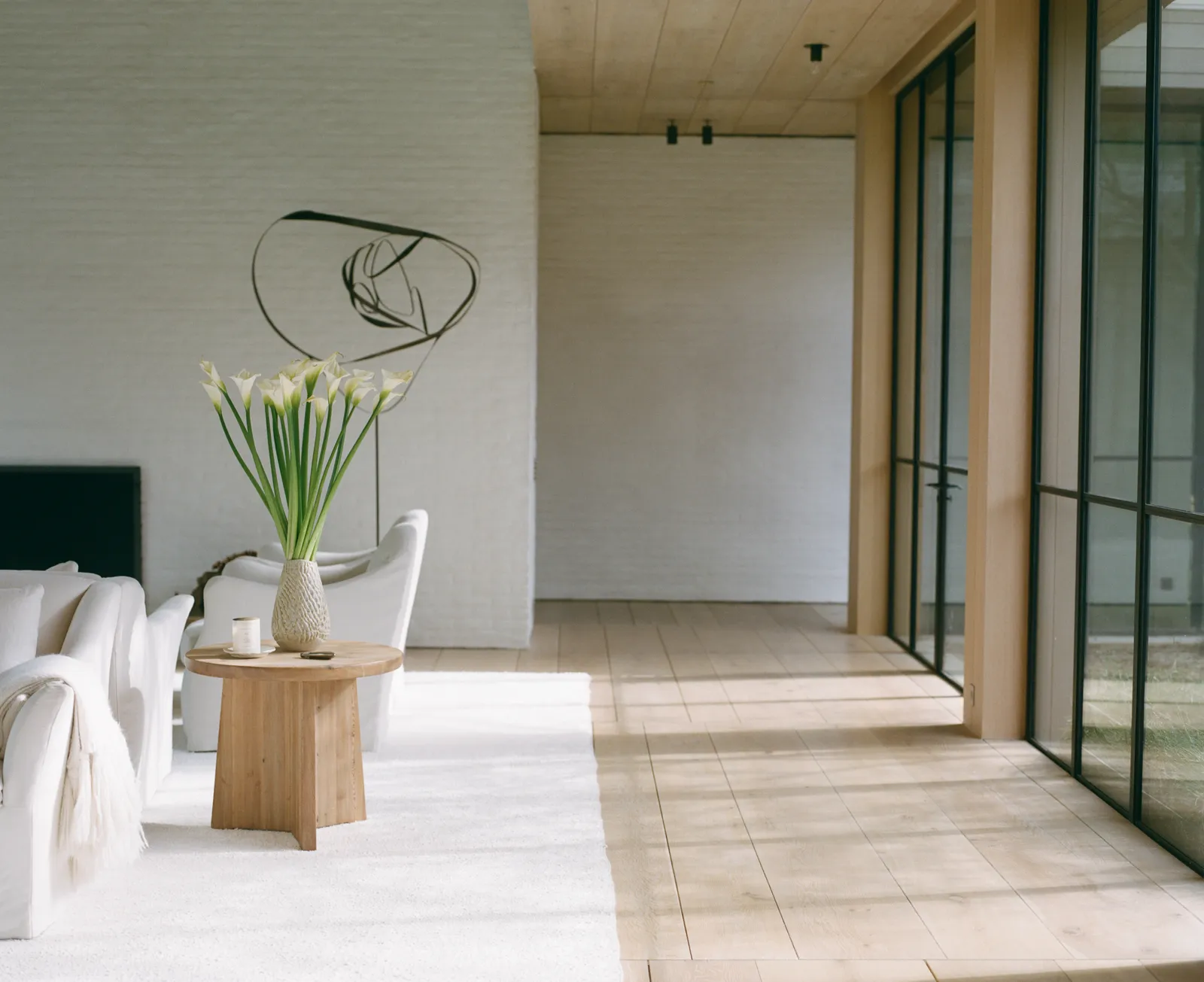 התמונה עשויה להכיל ריצוף רצפת פנים עיצוב פנים צמח עציץ סידור פרחים ואיקבנה