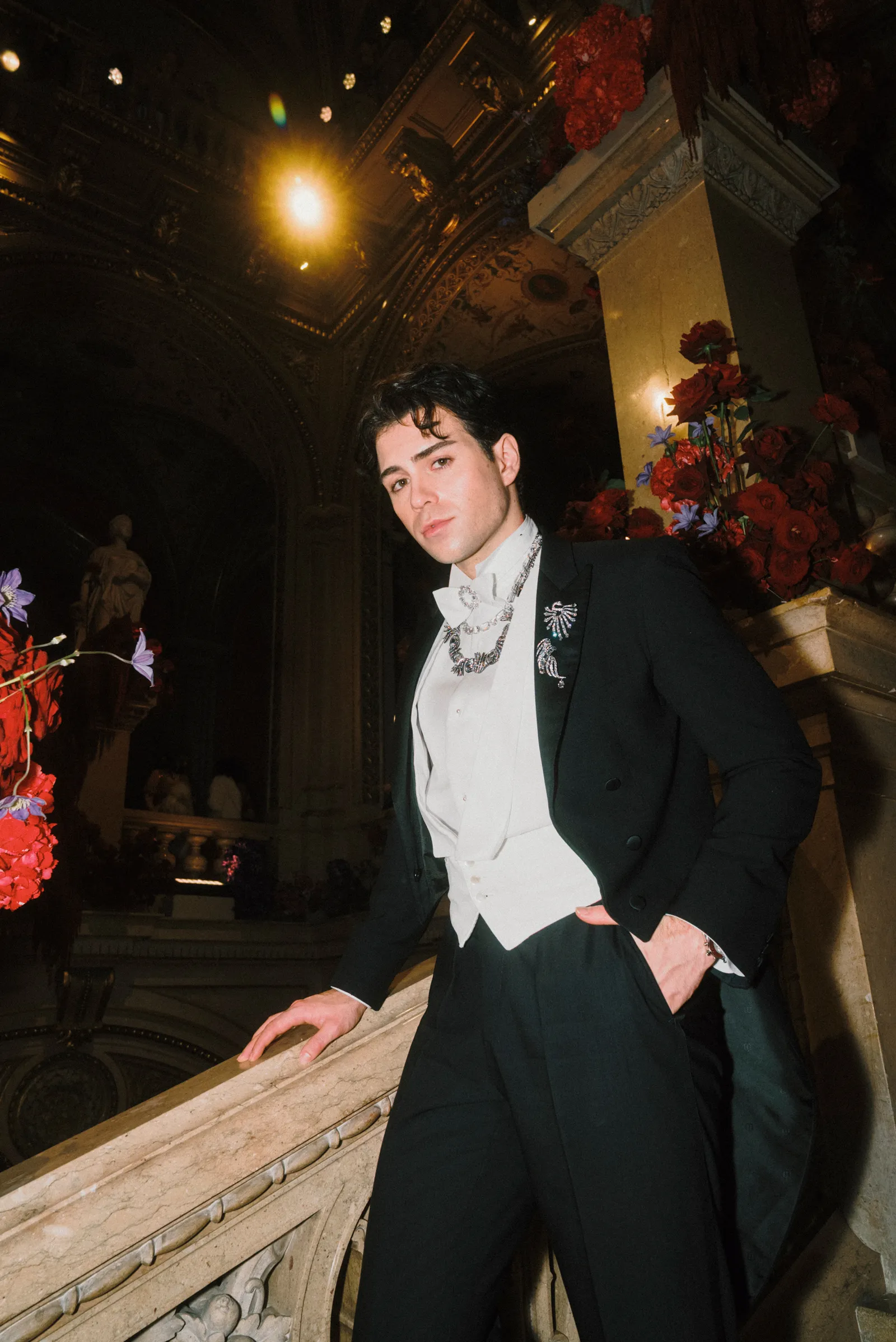 התמונה עשויה להכיל Des Clarke בלייזר מעיל מעיל תאורה פנים צילום ראש אדם ודיוקן