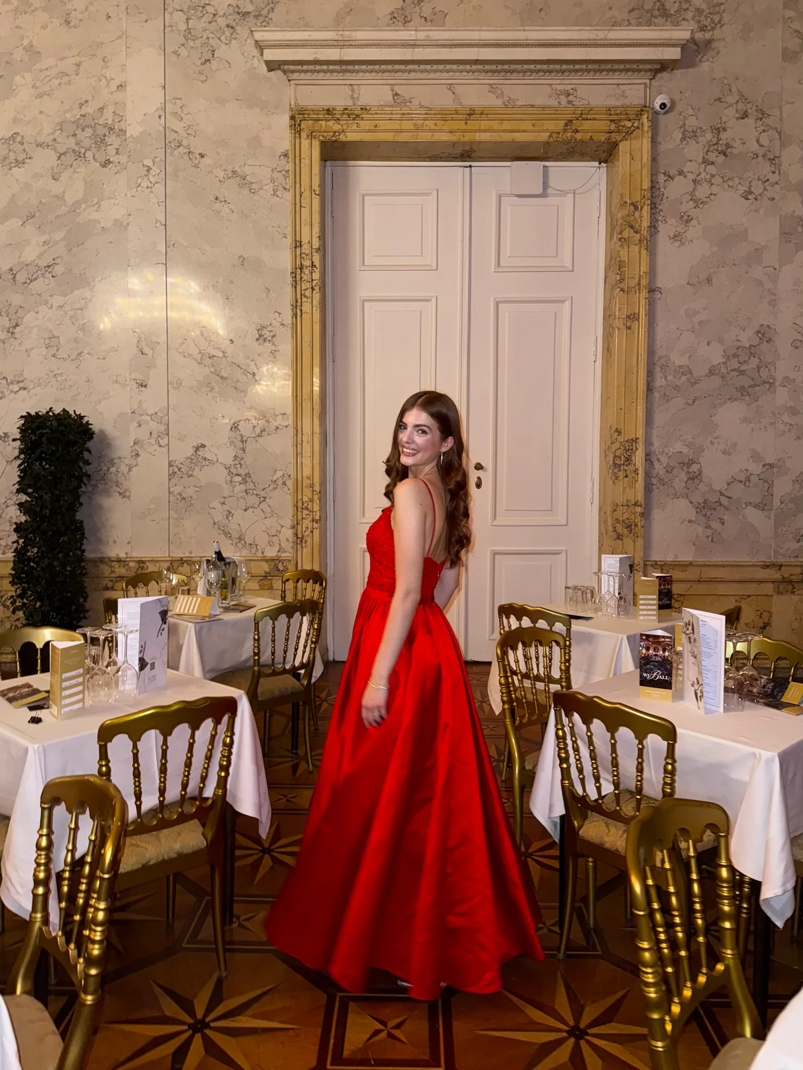 התמונה עשויה להכיל בגדים שמלת ערב שמלת ערב ללבוש רשמי אדריכלות בניין חדר אוכל ושולחן אוכל