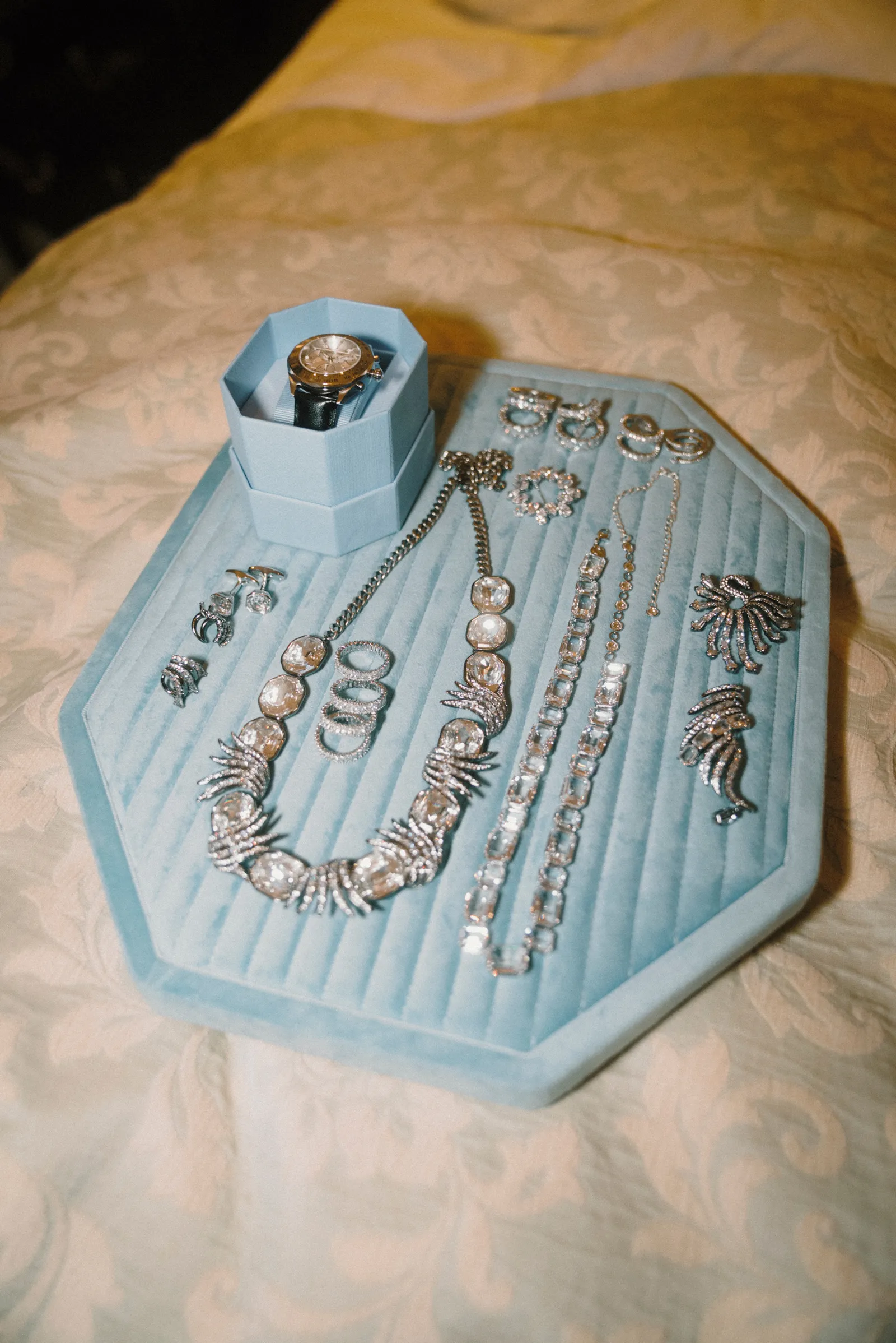 התמונה עשויה להכיל אביזרים תכשיטים ושרשרת