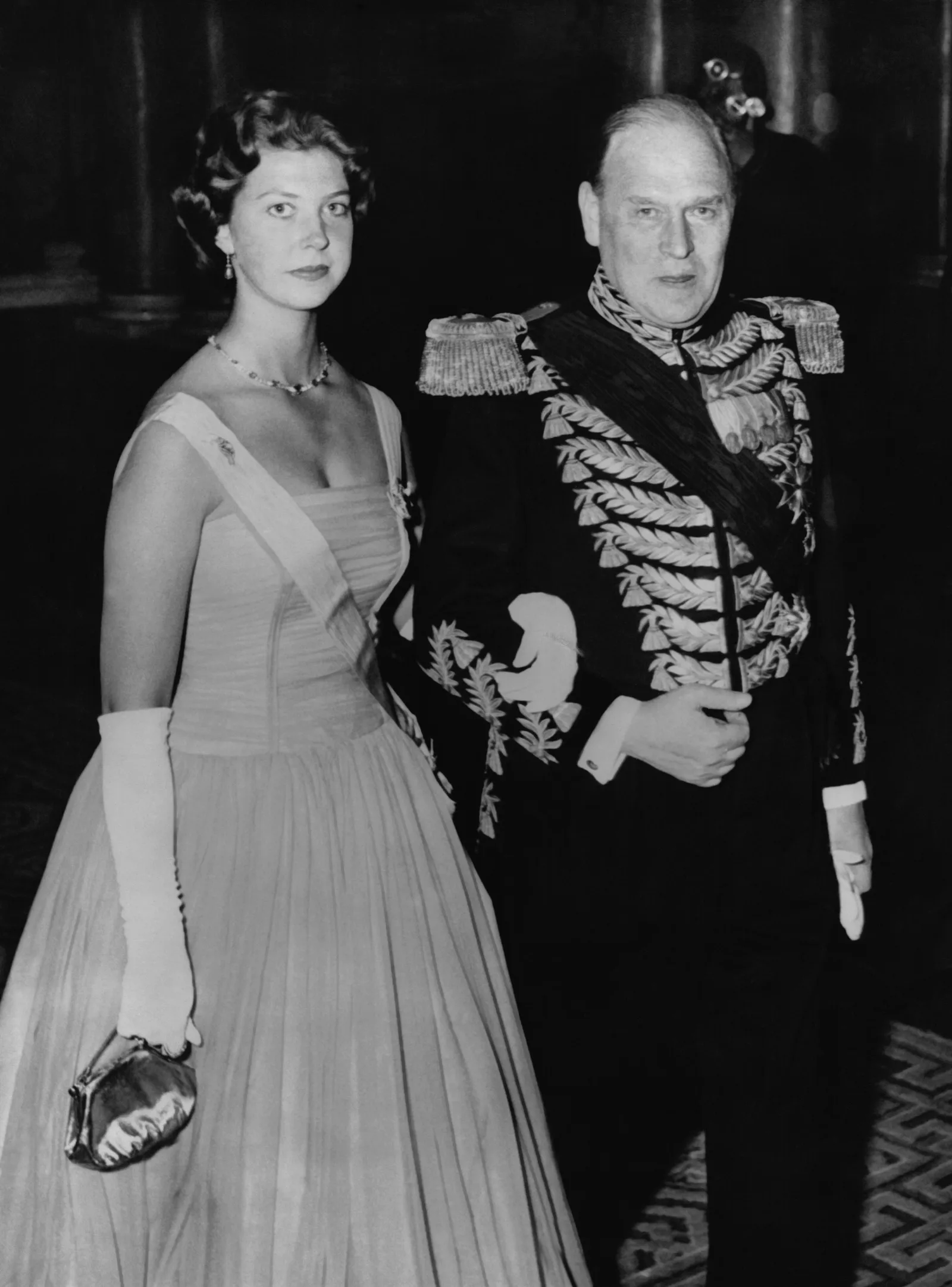 התמונה עשויה להכיל אדם מבוגר פנים חתונה ראש אביזרי תכשיטים שרשרת בגדים ושמלה