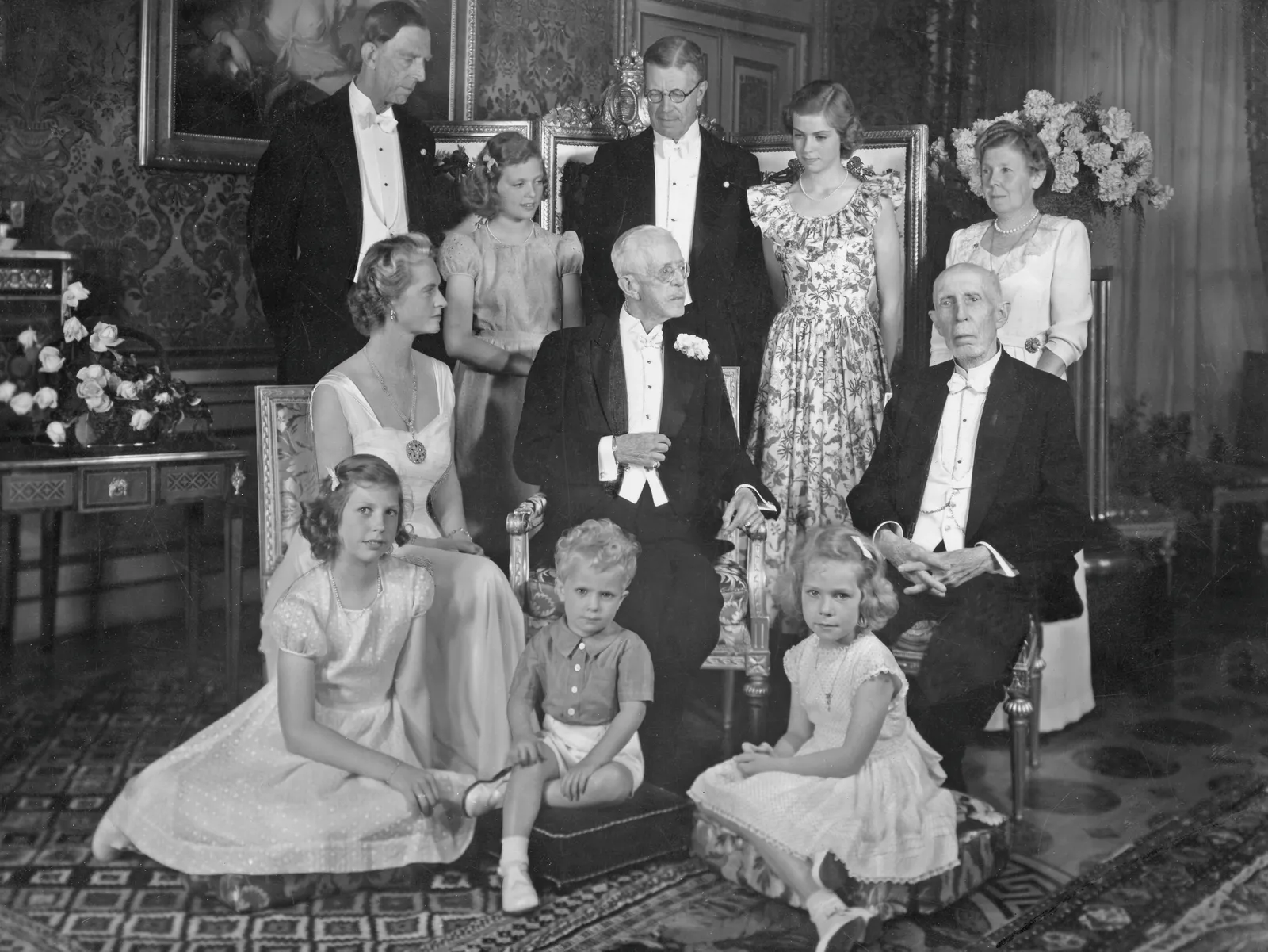 התמונה עשויה להכיל את Alfred North Whitehead Suzanne Neve David Petraeus גוסטף השישי אדולף משבדיה וגוסטף החמישי משוודיה