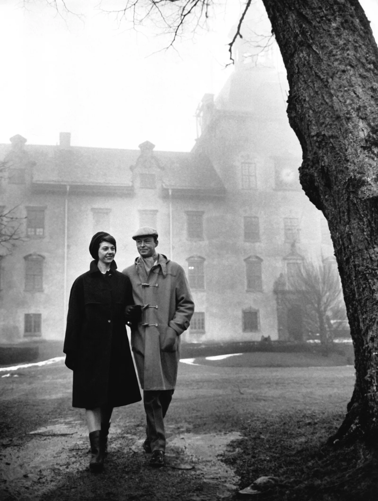 התמונה עשויה להכיל בגדים מעיל אדם הליכה פנים ראש צילום דיוקן טבע בחוץ מזג אוויר ומבוגרים