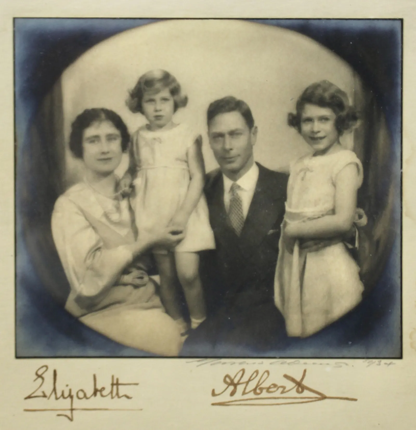 התמונה עשויה להכיל את ג'ורג' השישי אדית בולינג גאלט וילסון אליזבת השנייה צילום פנים ראש אדם ודיוקן