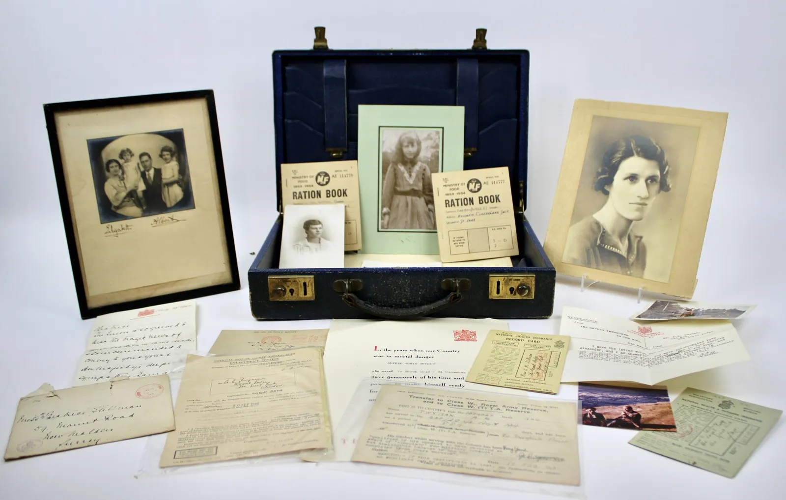 התמונה עשויה להכיל טקסט אומנותי של אדם ילד תיק ציור ומטען