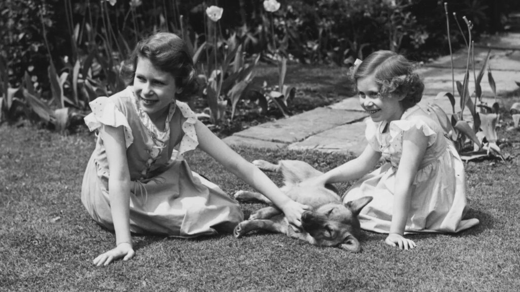 ראה את המכתב המקסים שהמלכה לעתיד אליזבת שלחה לעוזרת הבית שלה בחופשה