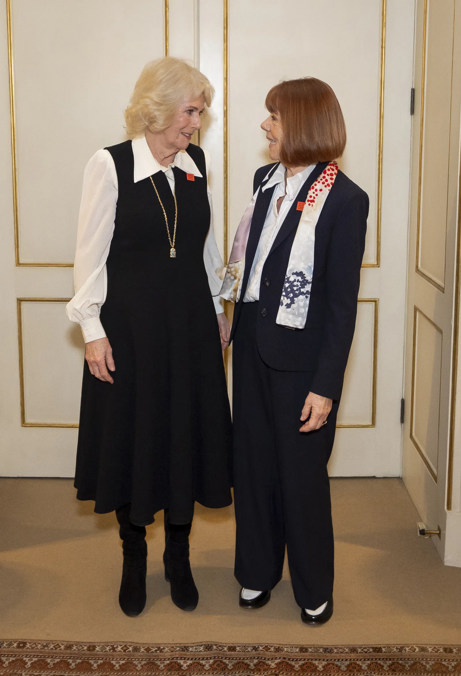 התמונה עשויה להכיל בגדים ומעיל של Phyllis Newman Person