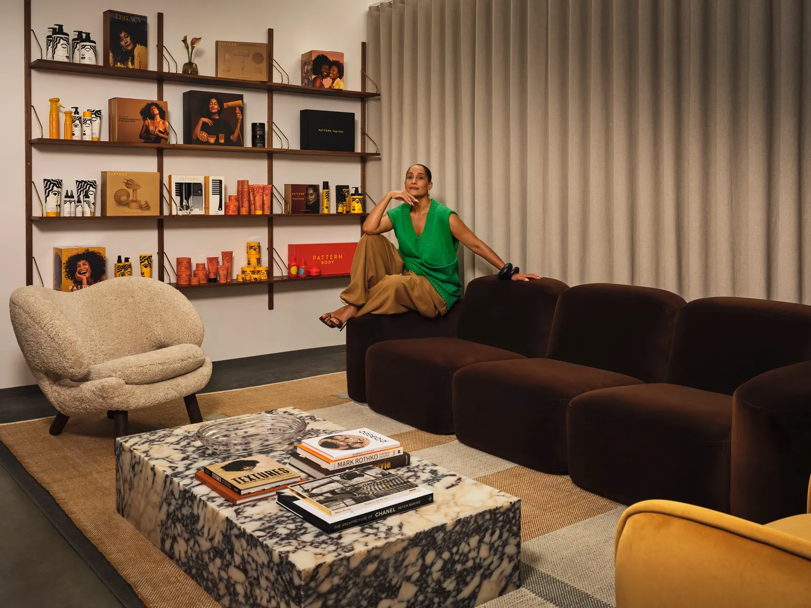 התמונה עשויה להכיל את Tracee Ellis Ross Tracee Ellis Ross אדריכלות בניין ריהוט בבית סלון וחדר