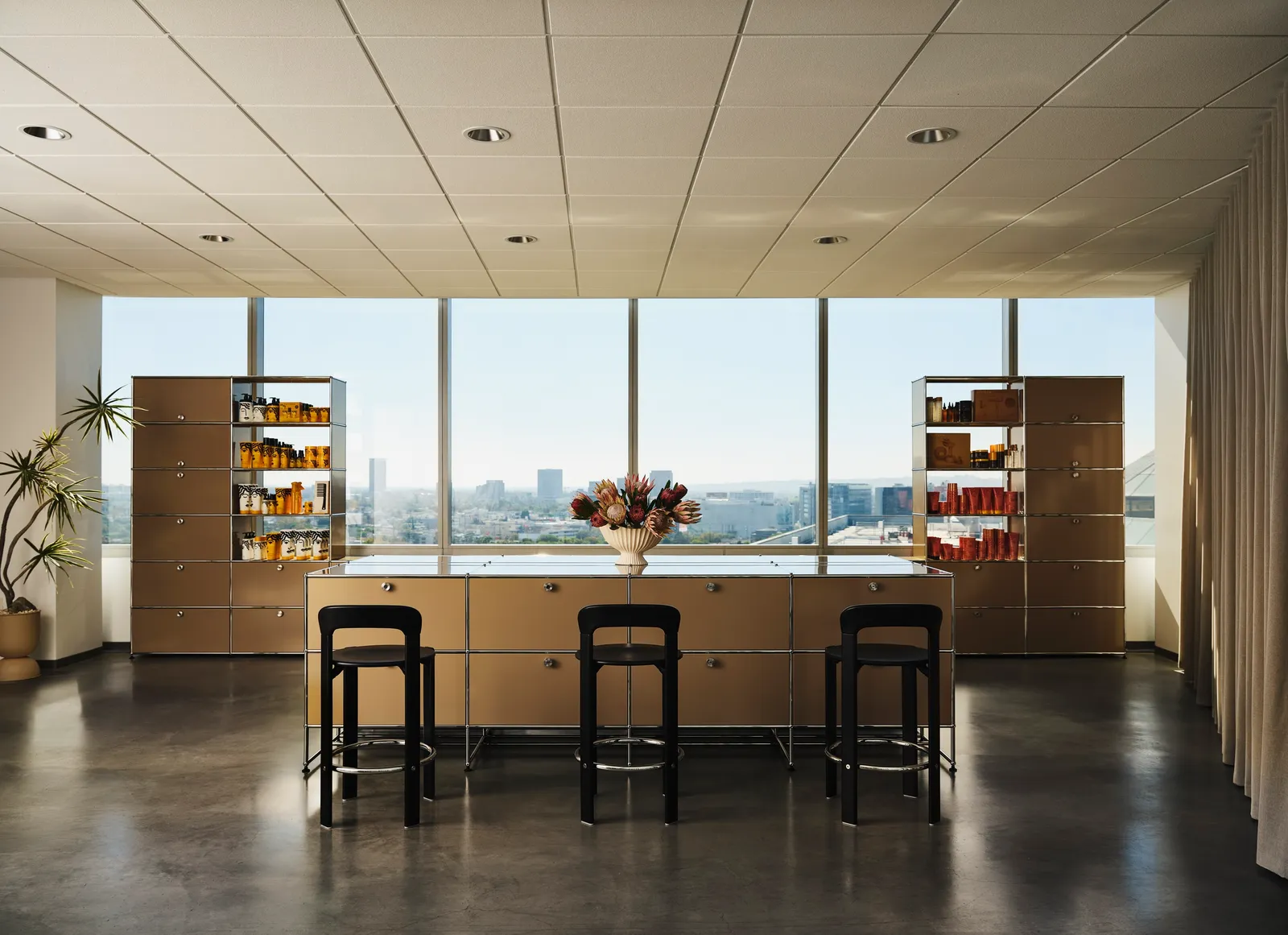 התמונה עשויה להכיל ריהוט בתוך הבית עיצוב פנים כיסא רצפת אדריכלות בניין נוף עירוני ועירוני