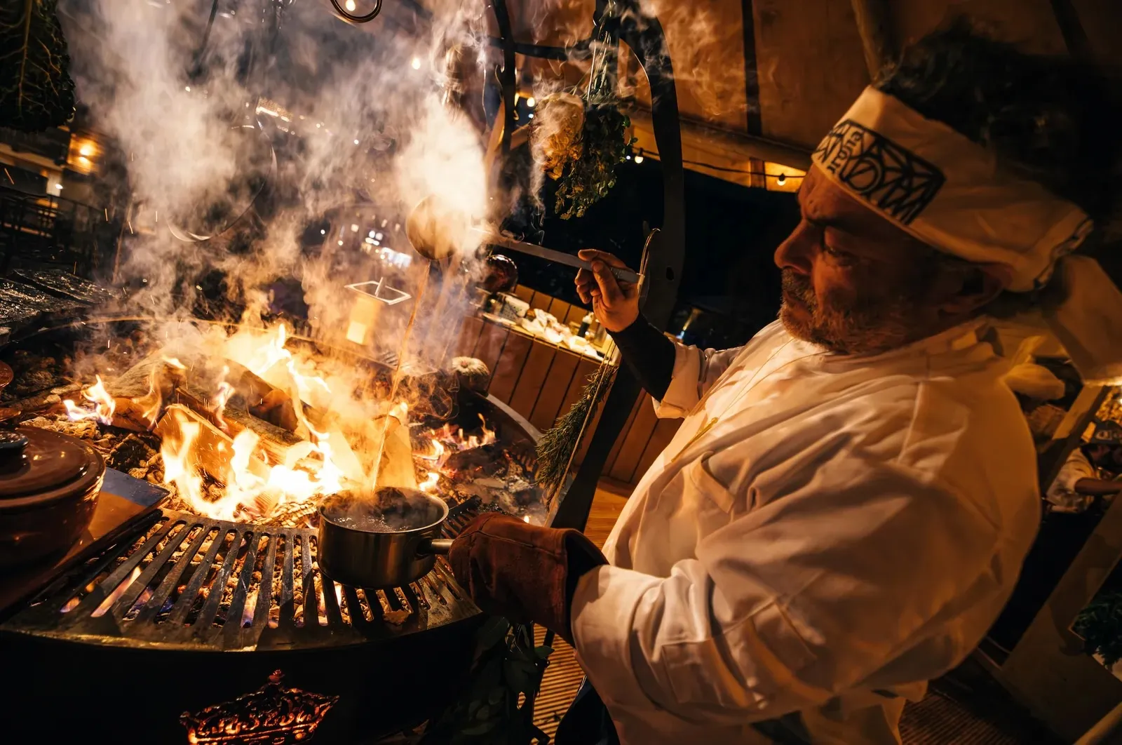 התמונה עשויה להכיל מחבת בישול כלי בישול צינור עשן אדם מבוגר מבשל מזון ומערבב מזון
