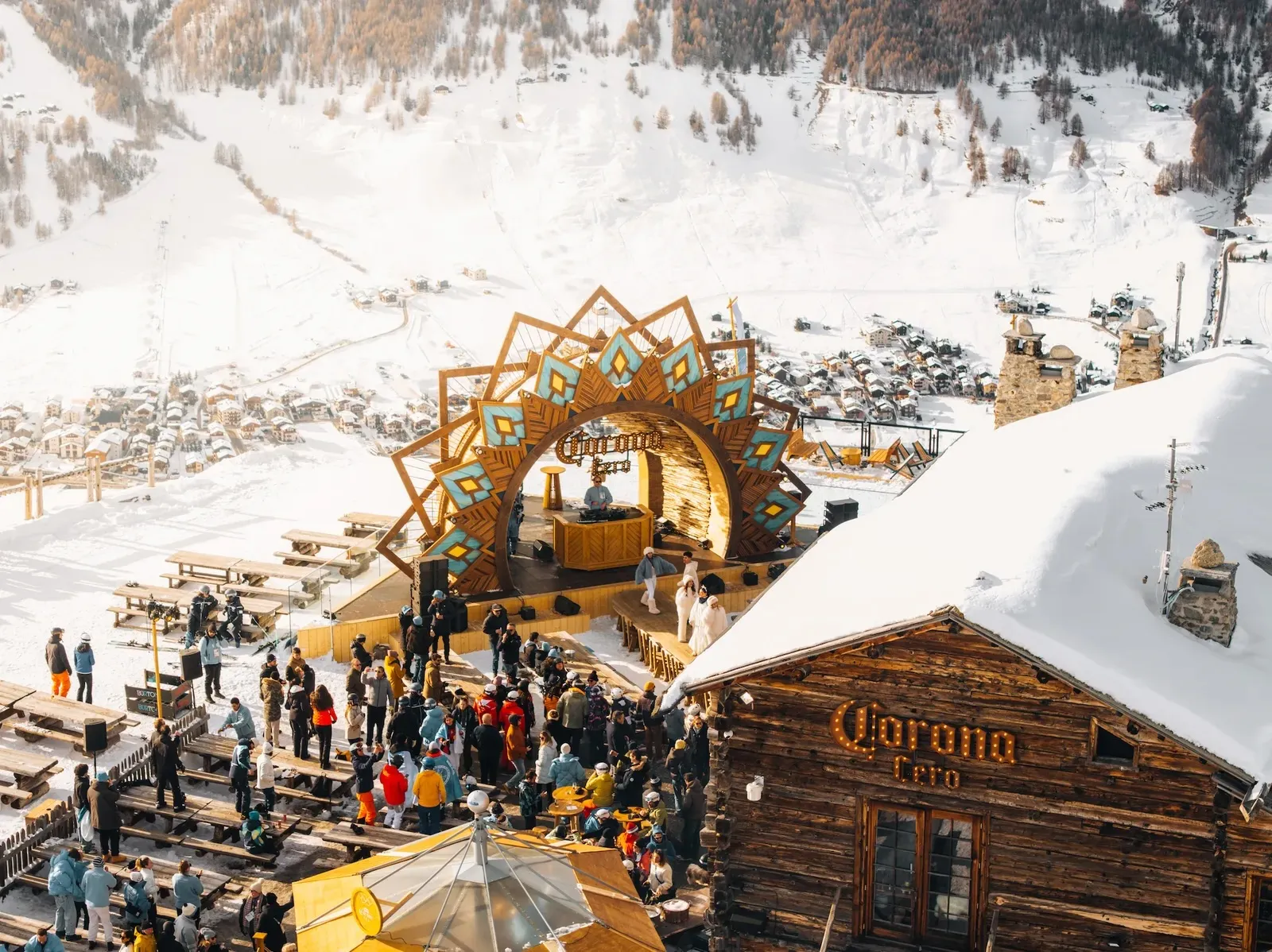 התמונה עשויה להכיל רמקול אלקטרוניקה לאדם בחוץ ושלג