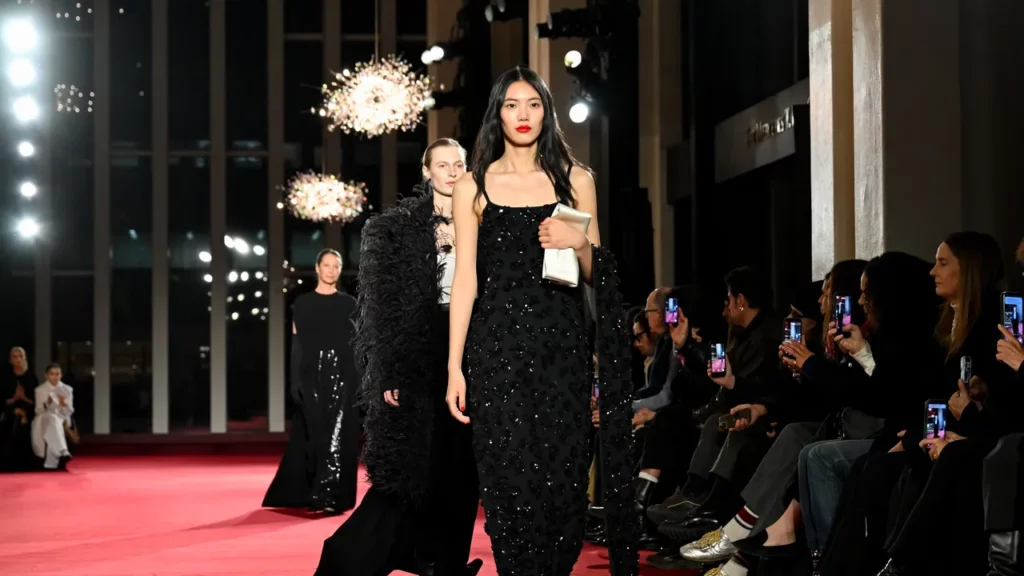 בתוך המרדף המתוח של אופנה אמריקאית אחר הזוהר