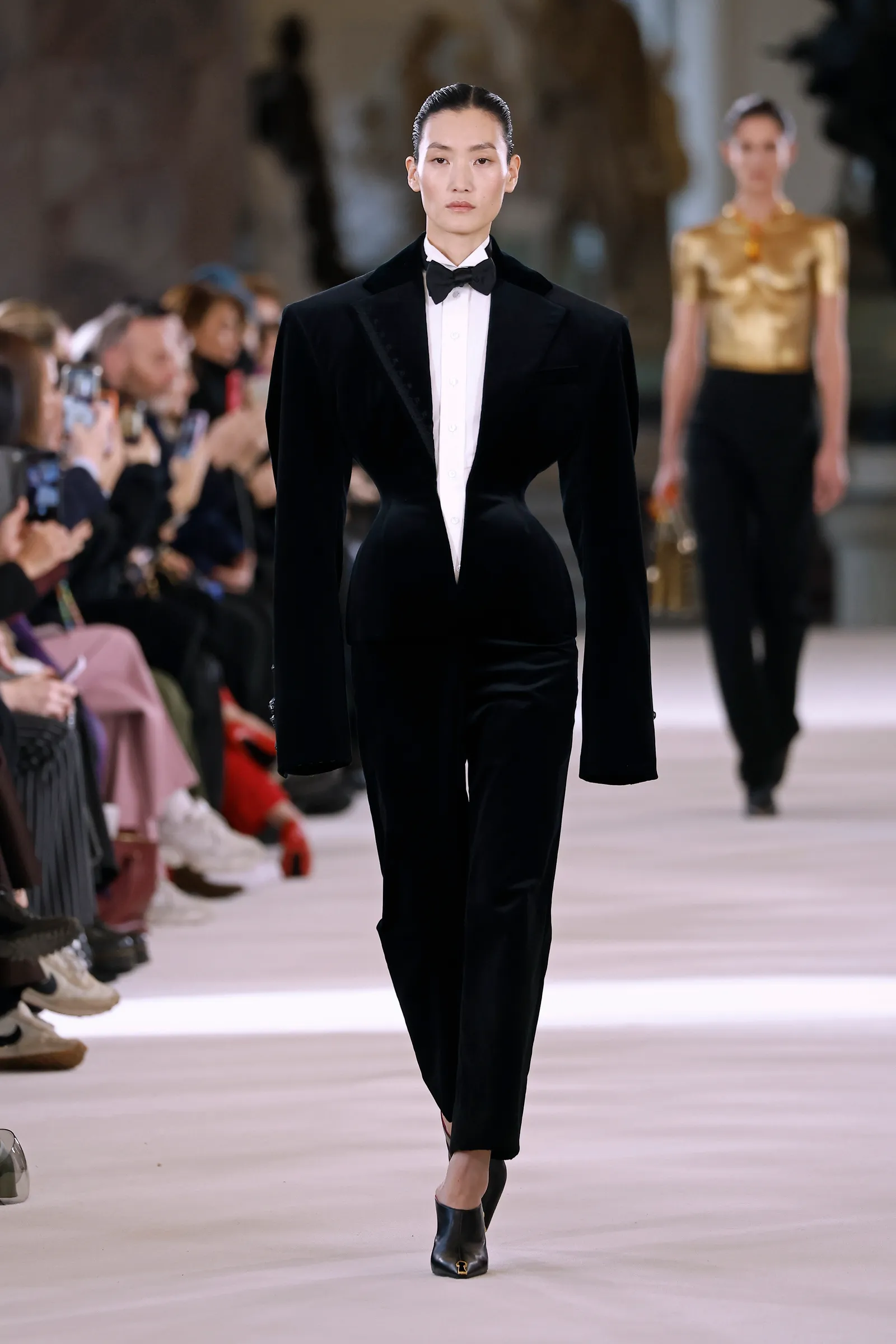 התמונה עשויה להכיל Park Kyunglim ביגוד חליפת טוקסידו אופנה אדם למבוגרים מעיל והנעלה כפפות