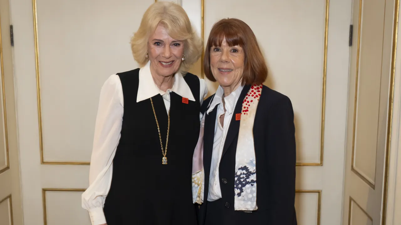 המלכה קמילה פוגשת את ג'יזל פליקוט בבית קלרנס: "הסיפור שלך הותיר אותי ללא מילים"