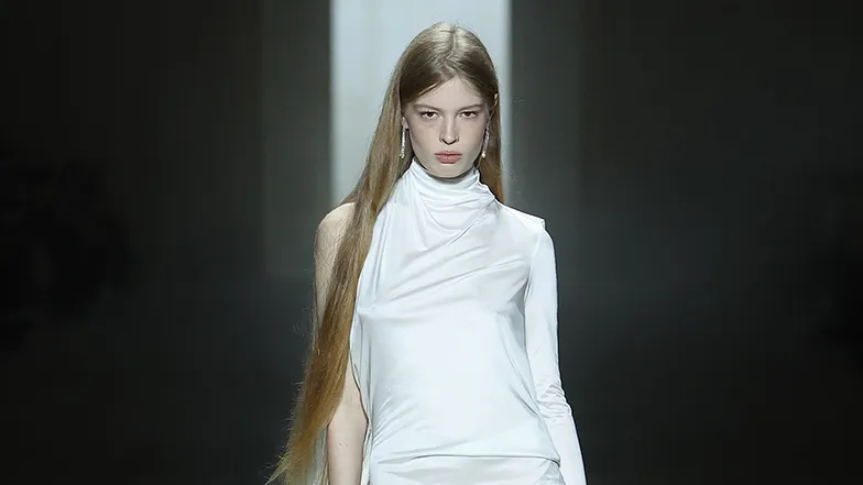 ויויאן ווילסון, בתו המנוכרת של אילון מאסק, הולכת בשביל גוצ'י בשבוע האופנה במילאנו 2026