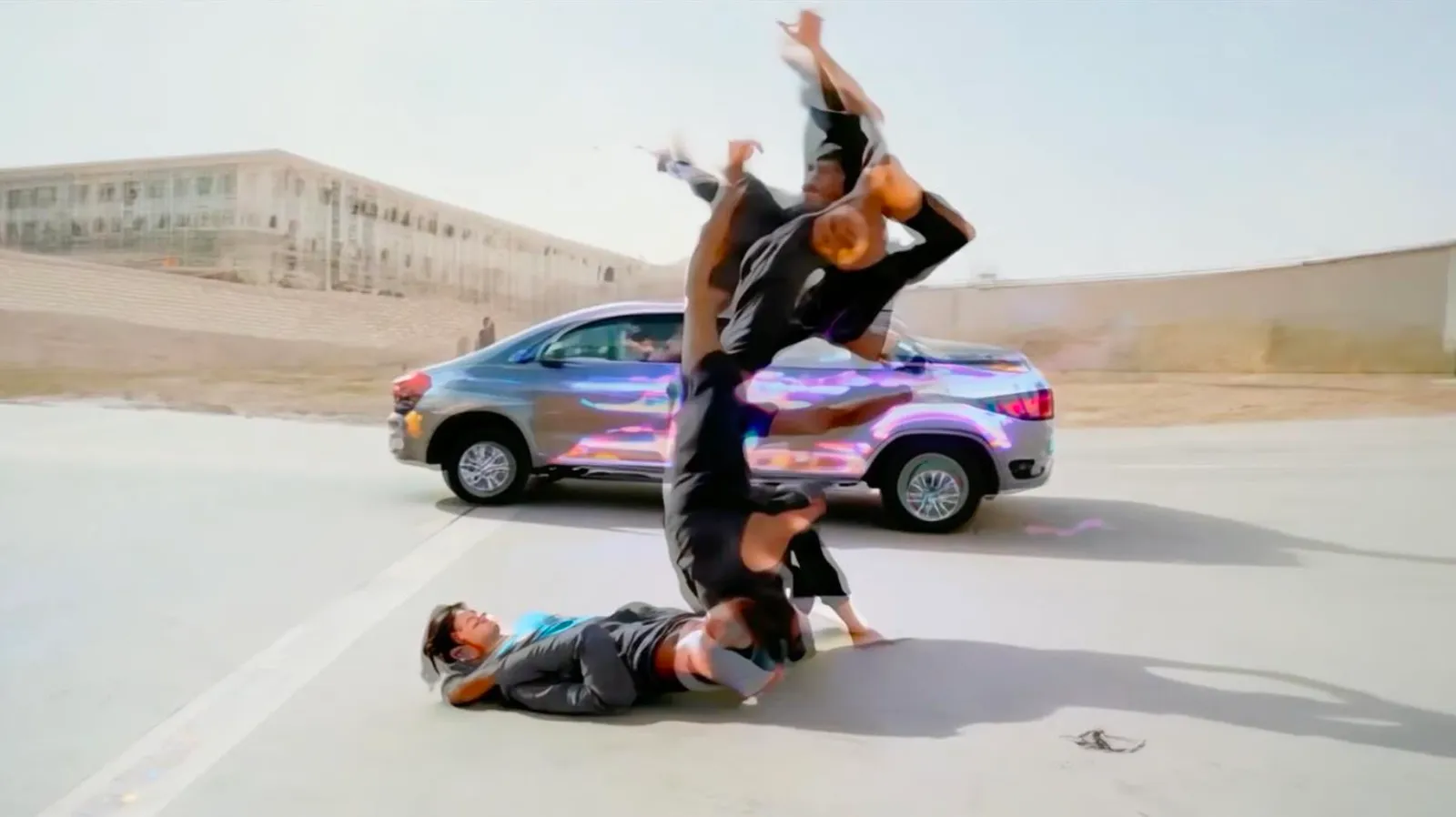 התמונה עשויה להכיל תחבורה ורכב של מכונית למבוגרים של אדם לוחם