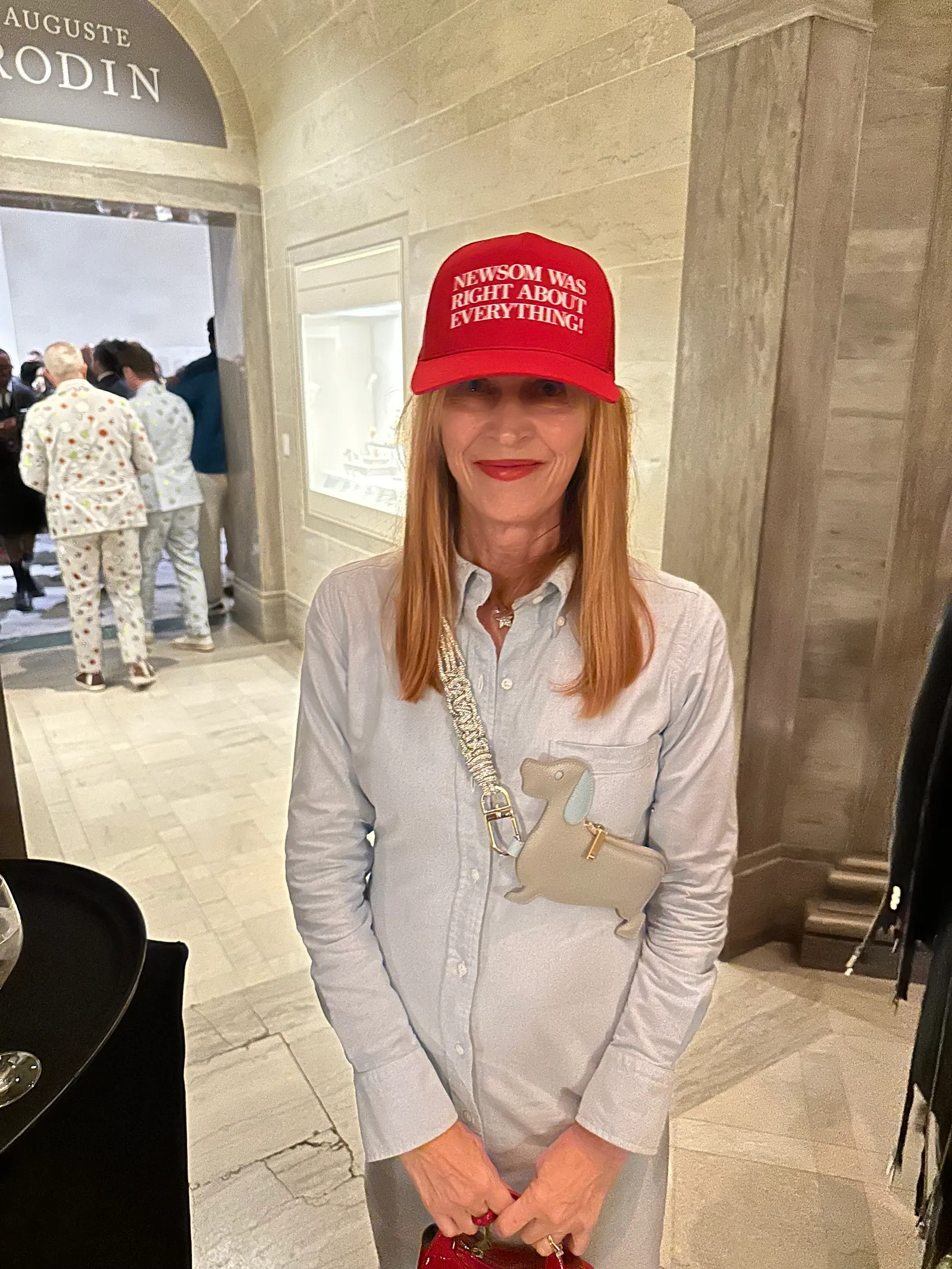 התמונה עשויה להכיל אדם בעל שיער בלונדיני ביגוד למבוגרים כובע כובע הנעלה אביזרי נעליים תכשיטים וטבעת