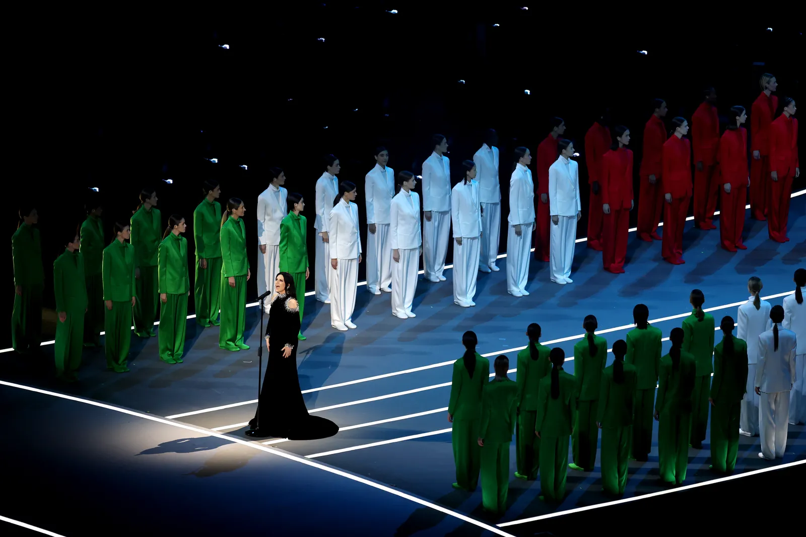 התמונה עשויה להכיל את לורה פאוסיני אליס טאטיצ'י אנשים אדם לבוש רשמי בגדי אופנה למבוגרים שמלה ובמה