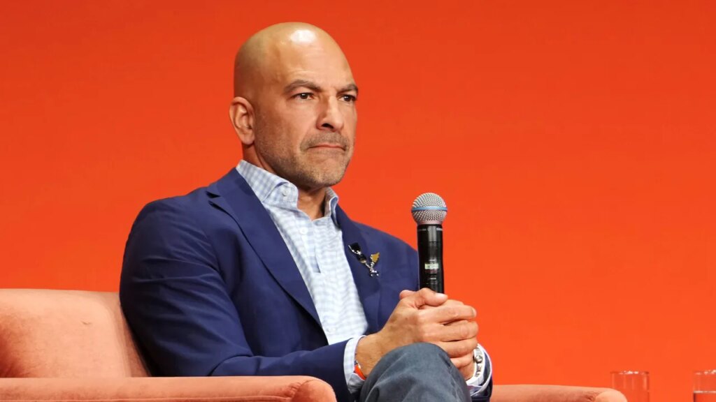 לפיטר אטיה יש מיליוני עוקבים, חוזה ל-CBS - וכמה הופעות של קובץ אפשטיין גרועות מאוד