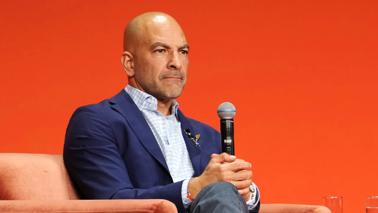 לפיטר אטיה יש מיליוני עוקבים, חוזה ל-CBS - וכמה הופעות של קובץ אפשטיין גרועות מאוד