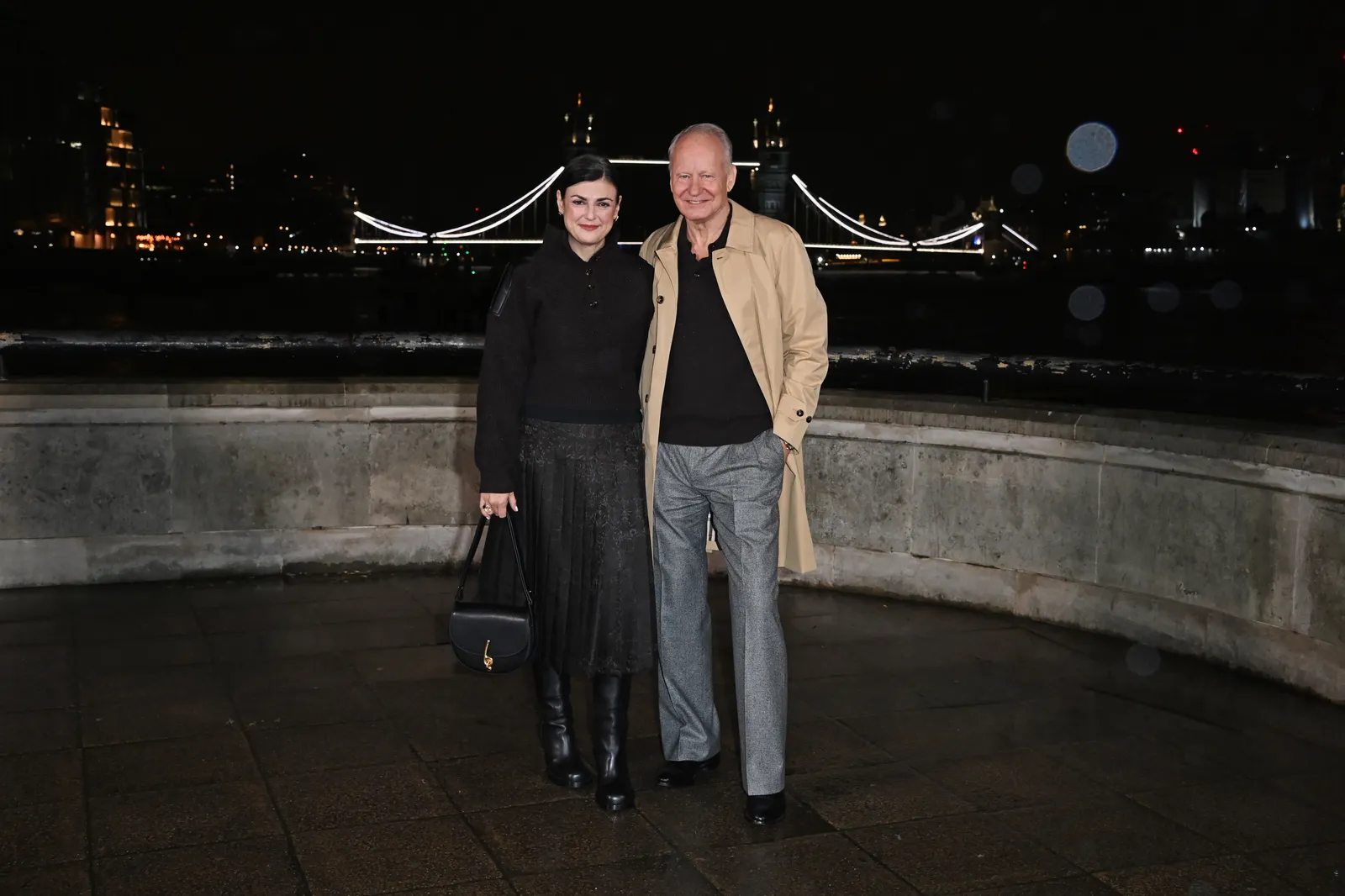 התמונה עשויה להכיל Stellan Skarsgård מעיל בלייזר מעיל מכנסיים אביזרי תיק תיק יד למבוגרים ואדם