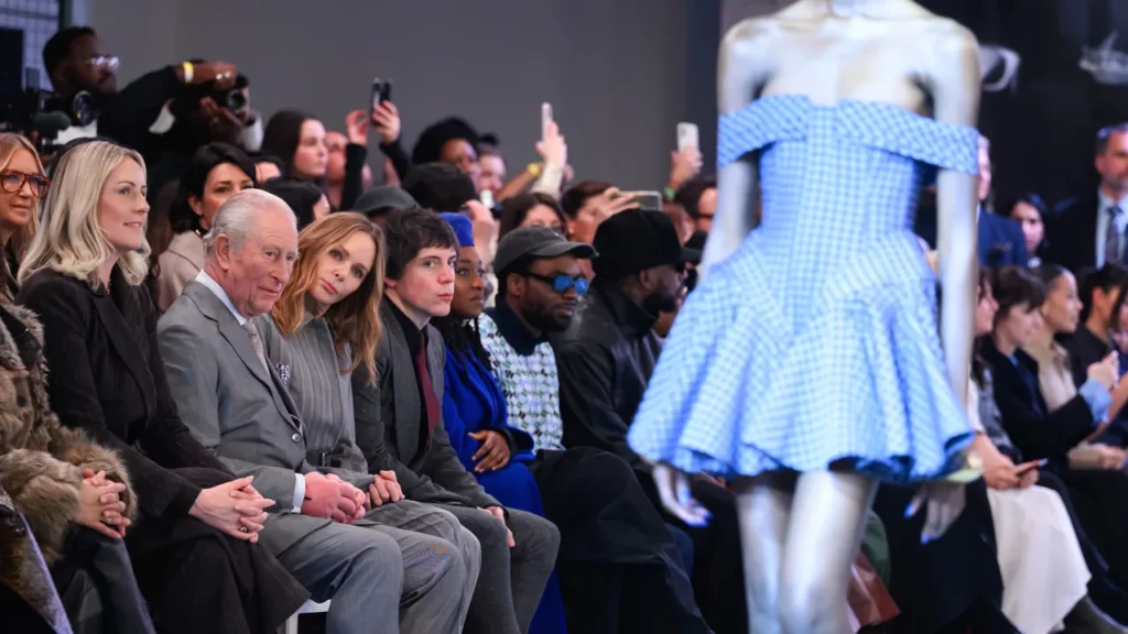 מה עושה המלך צ'ארלס השלישי בשבוע האופנה בלונדון?