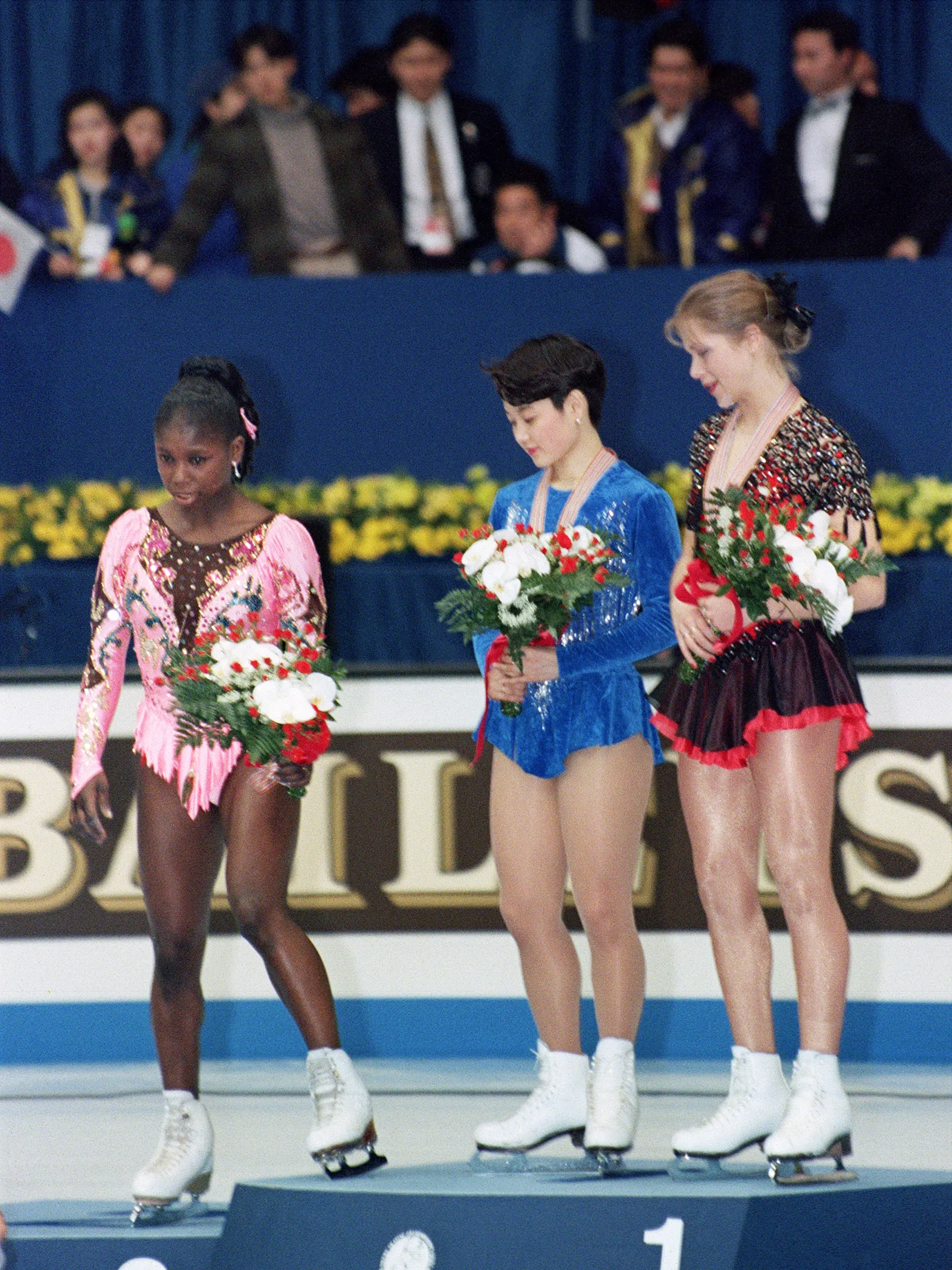 התמונה עשויה להכיל Surya Bonaly Tanja Szewczenko Yuka Sato אדם ילד מבוגר החלקה על הקרח והחלקה על הקרח ריקודים