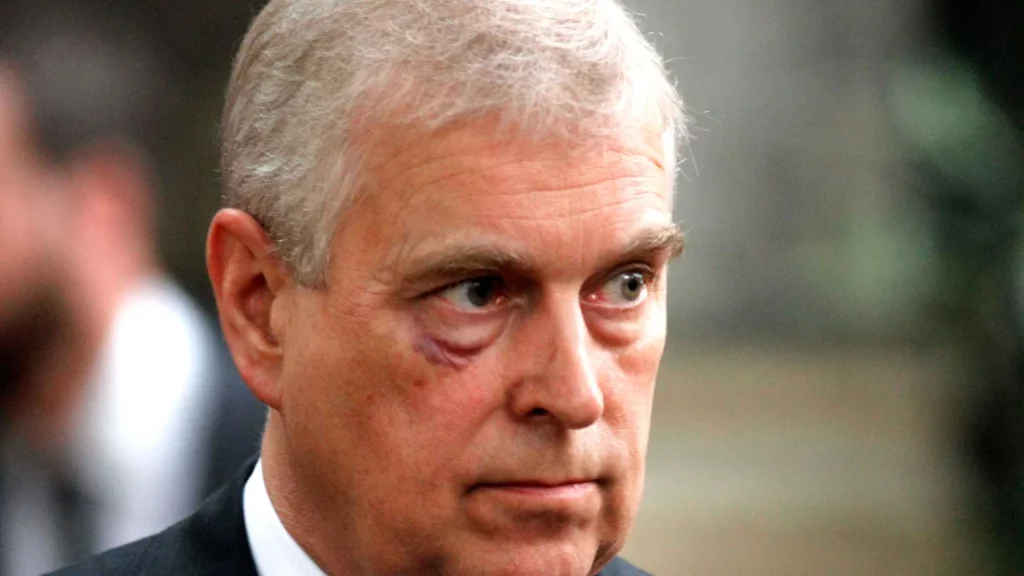 נראה כי קבצי אפשטיין חדשים מראים את אנדרו מאונטבאטן-ווינדזור כפוף מעל אישה על הרצפה