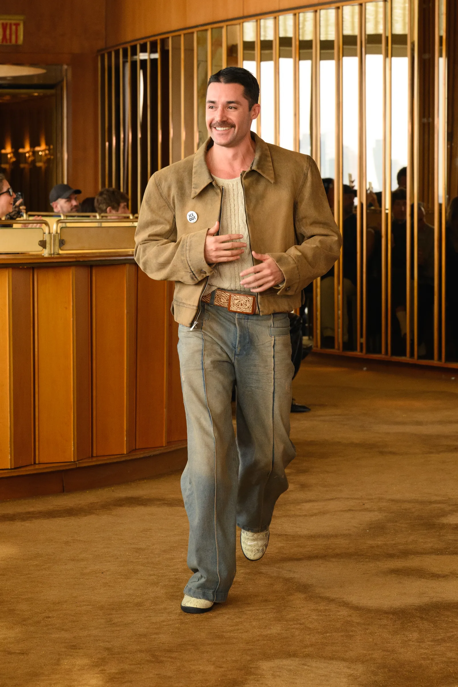 התמונה עשויה להכיל Marko Daňo בגדים מכנסיים ג'ינס אדם עומד מעיל ומעיל למבוגרים