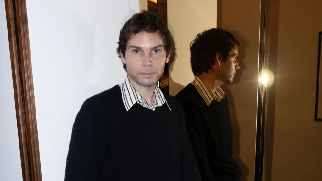 צ'רלי xcx נמצאת בעידן כוכבי הקולנוע שלה - הנה איך הסטייליסט שלה כריס הורן גשר על הפער בין פרחח, הרגע והגבהים המתנשאים