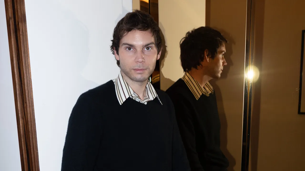 צ'רלי xcx נמצאת בעידן כוכבי הקולנוע שלה - הנה איך הסטייליסט שלה כריס הורן גשר על הפער בין פרחח, הרגע והגבהים המתנשאים