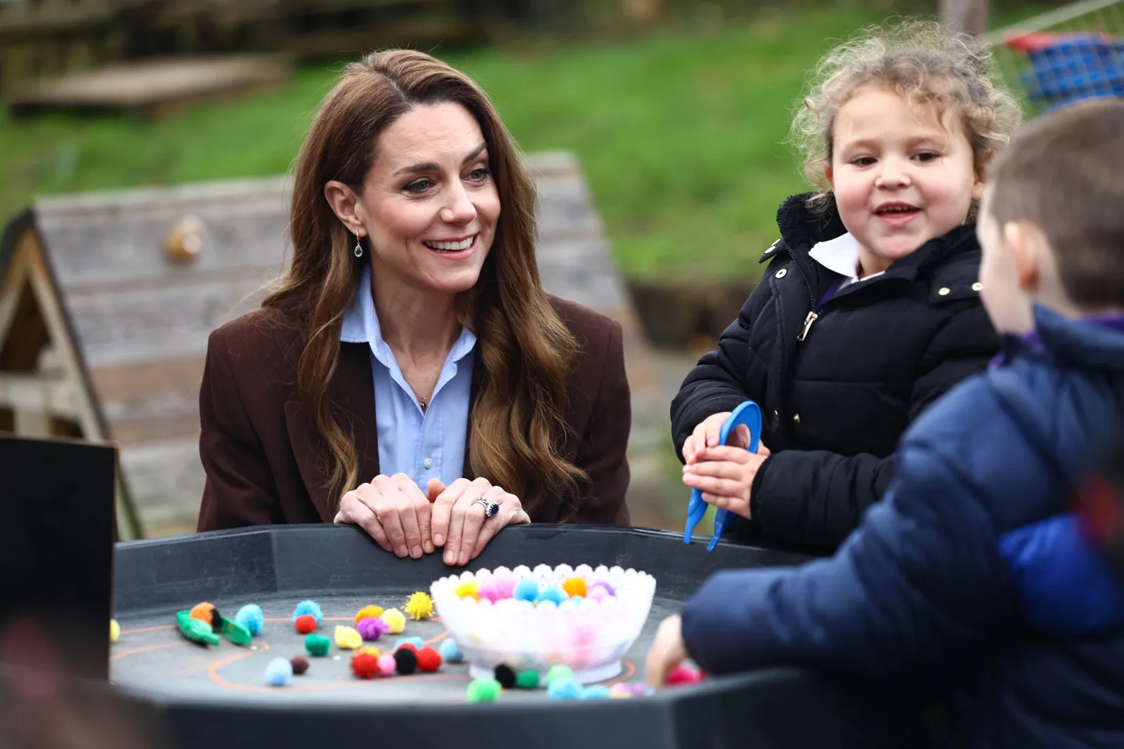 התמונה עשויה להכיל פנים ראש אישיות צילום דיוקן חיוך שמח אביזרי עגיל תכשיטים למבוגרים וטבעת