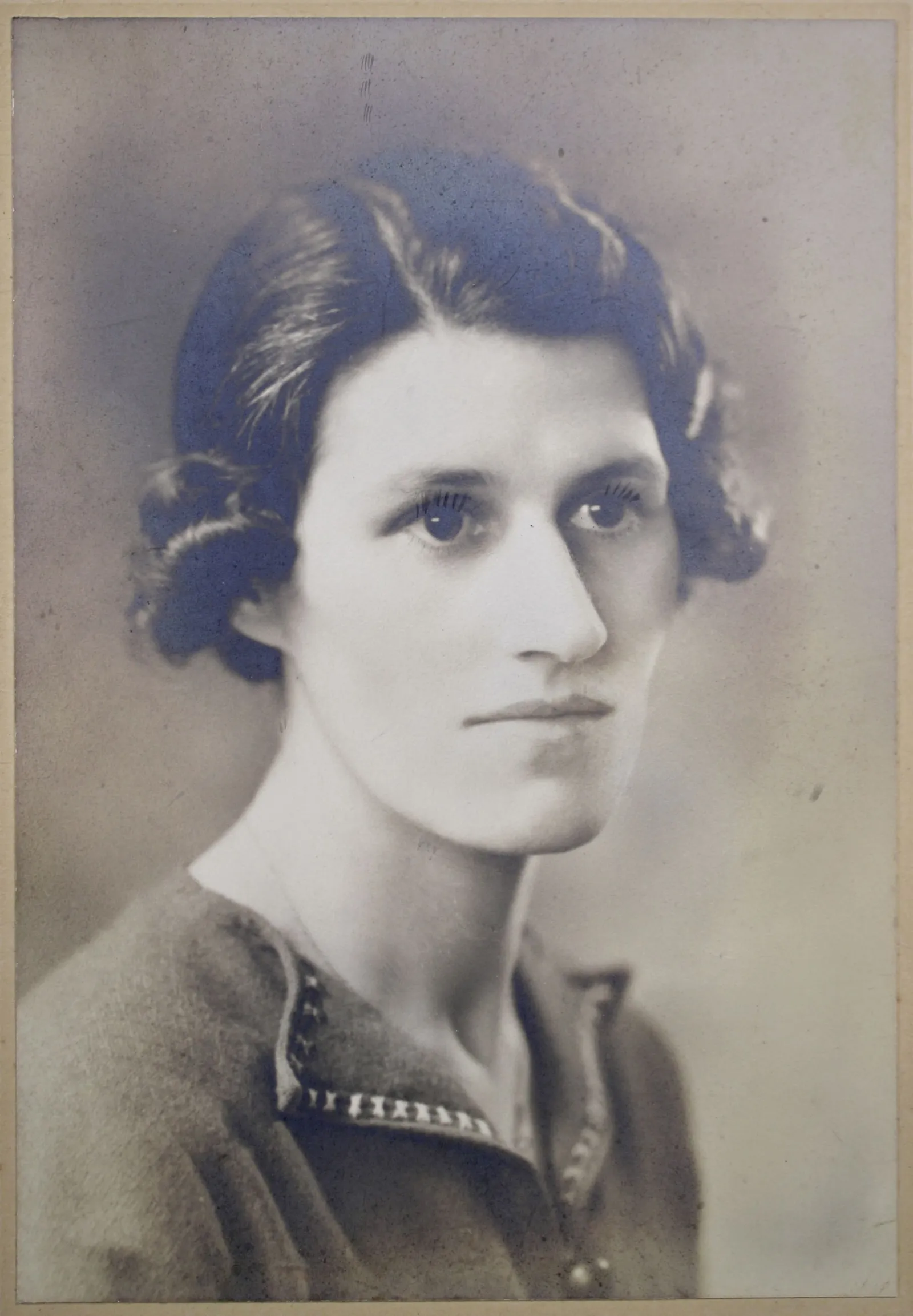 התמונה עשויה להכיל פנים ראש אדם צילום דיוקן אמנות ציור חלק גוף וצוואר