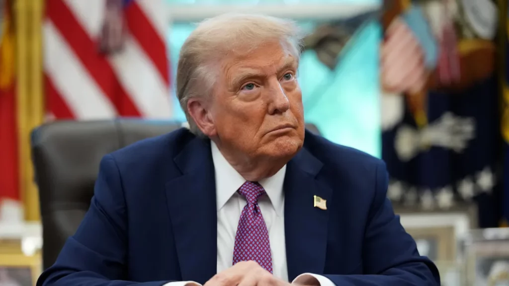 "הוא עלול להיות מודח." מרידות הבסיס של דונלד טראמפ על מלחמה עם איראן